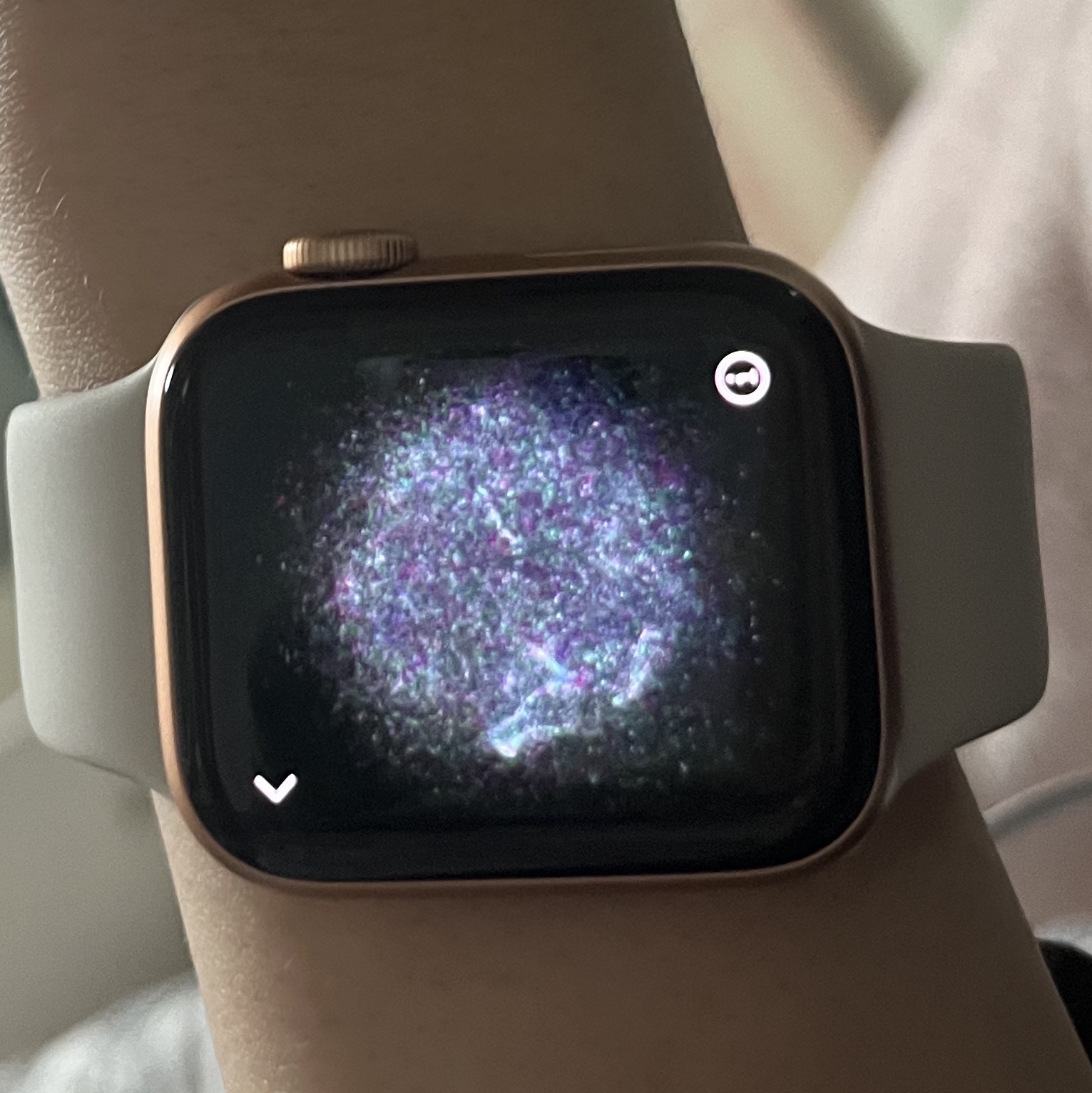 Apple Watch SE 40mm GPS Gold Aluminum Case with Sport Band Starlight (Korean Ver.) 착용 스타일
