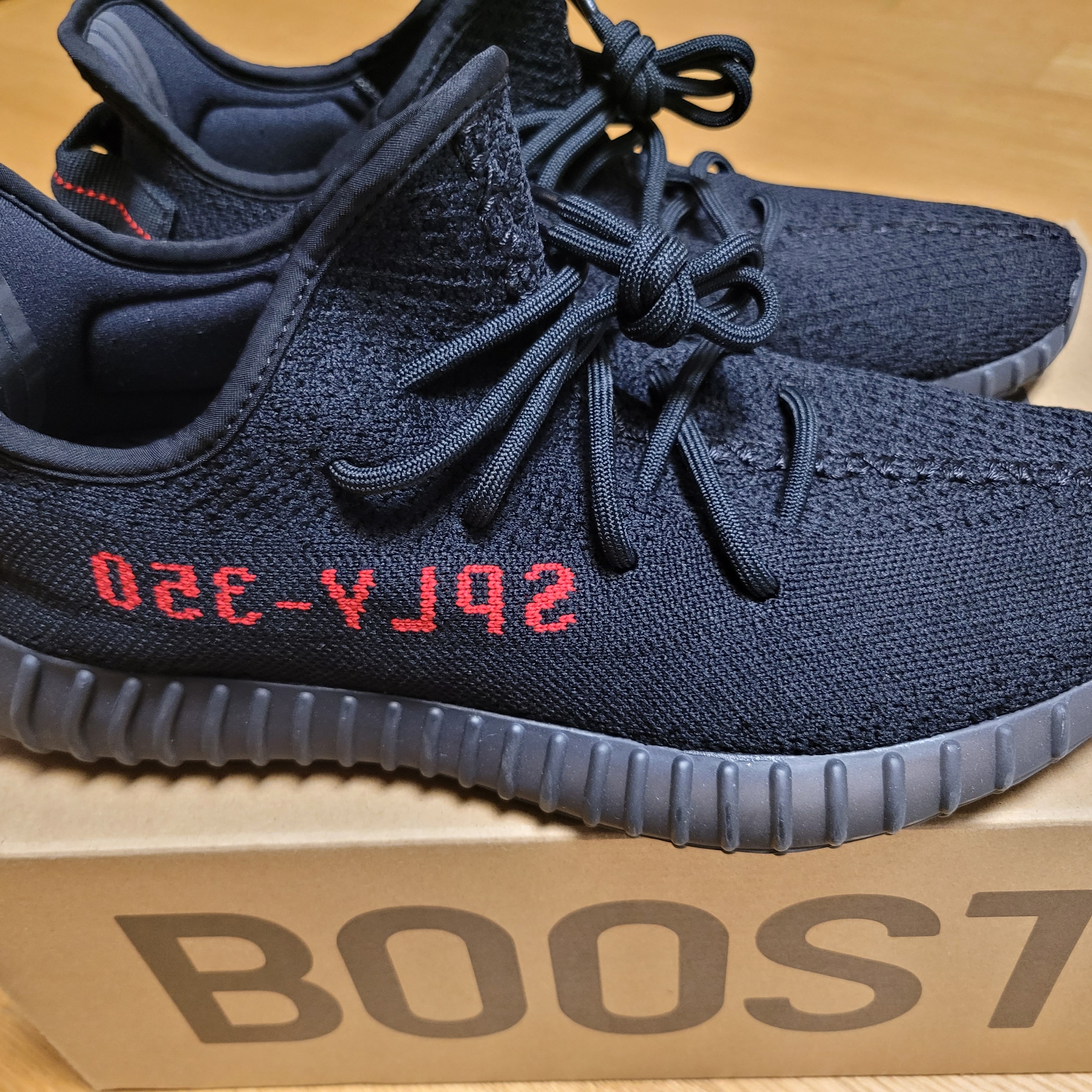 Adidas Yeezy Boost 350 V2 Black Red 2020 착용 스타일 - 3