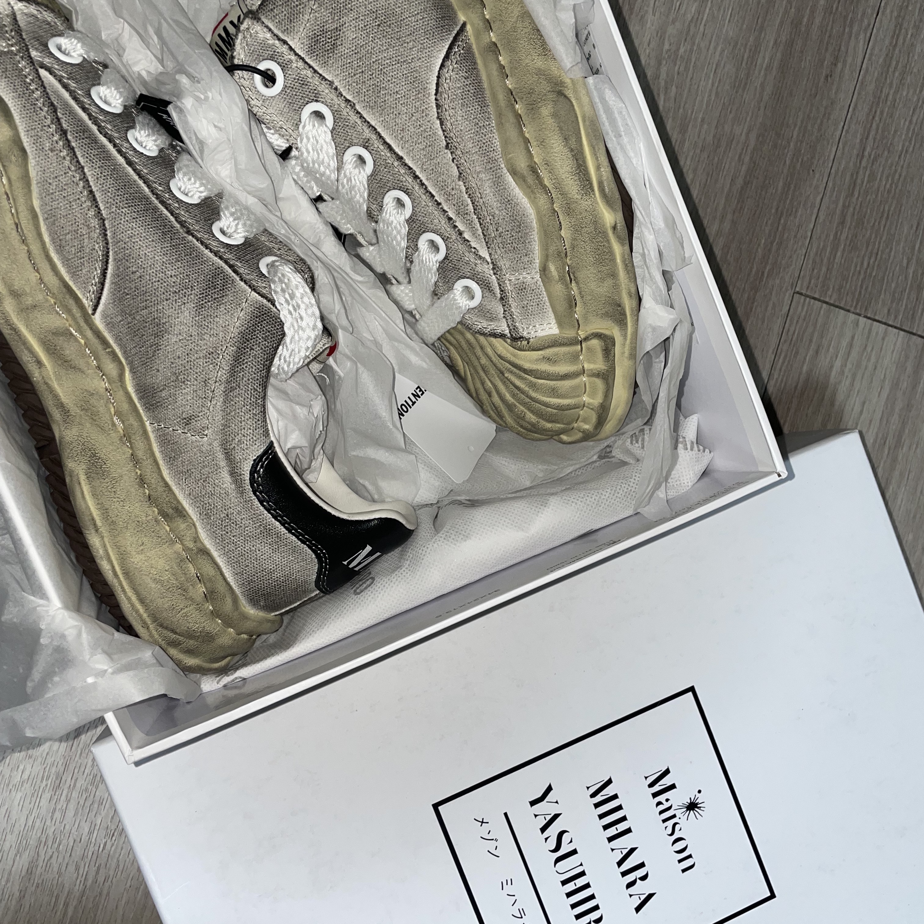 Maison Mihara Yasuhiro Blakey OG Sole Distressed Canvas Low-top Sneakers White 착용 스타일