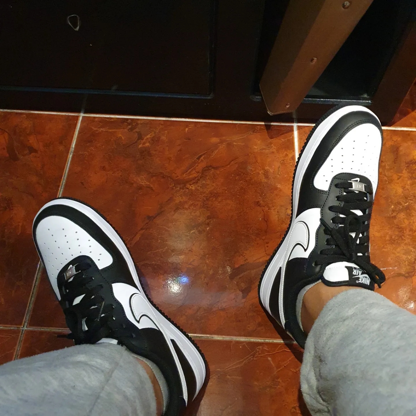 Nike Air Force 1 '07 Black White 착용 스타일 - 2