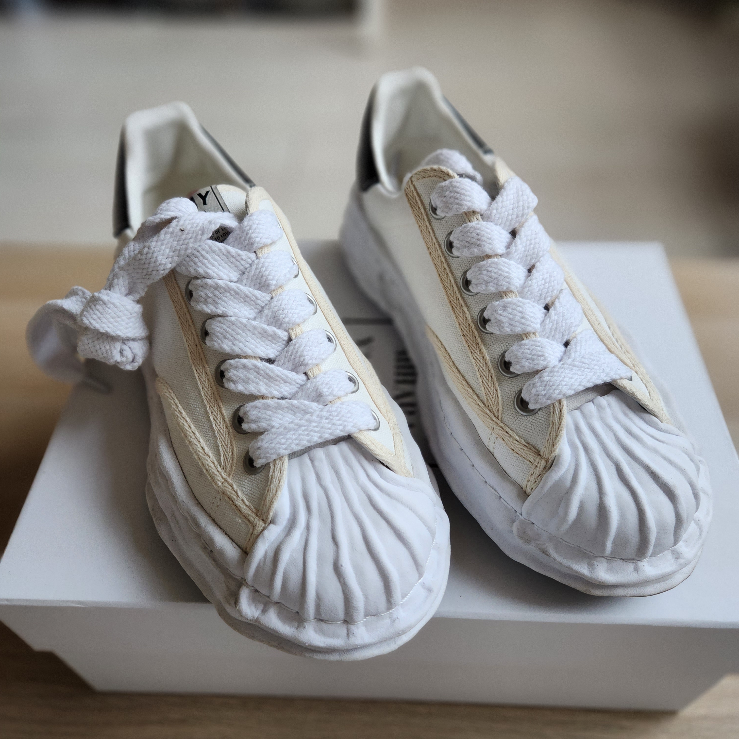 Maison Mihara Yasuhiro Blakey OG Sole Canvas Low-top Sneakers White 착용 스타일 - 1