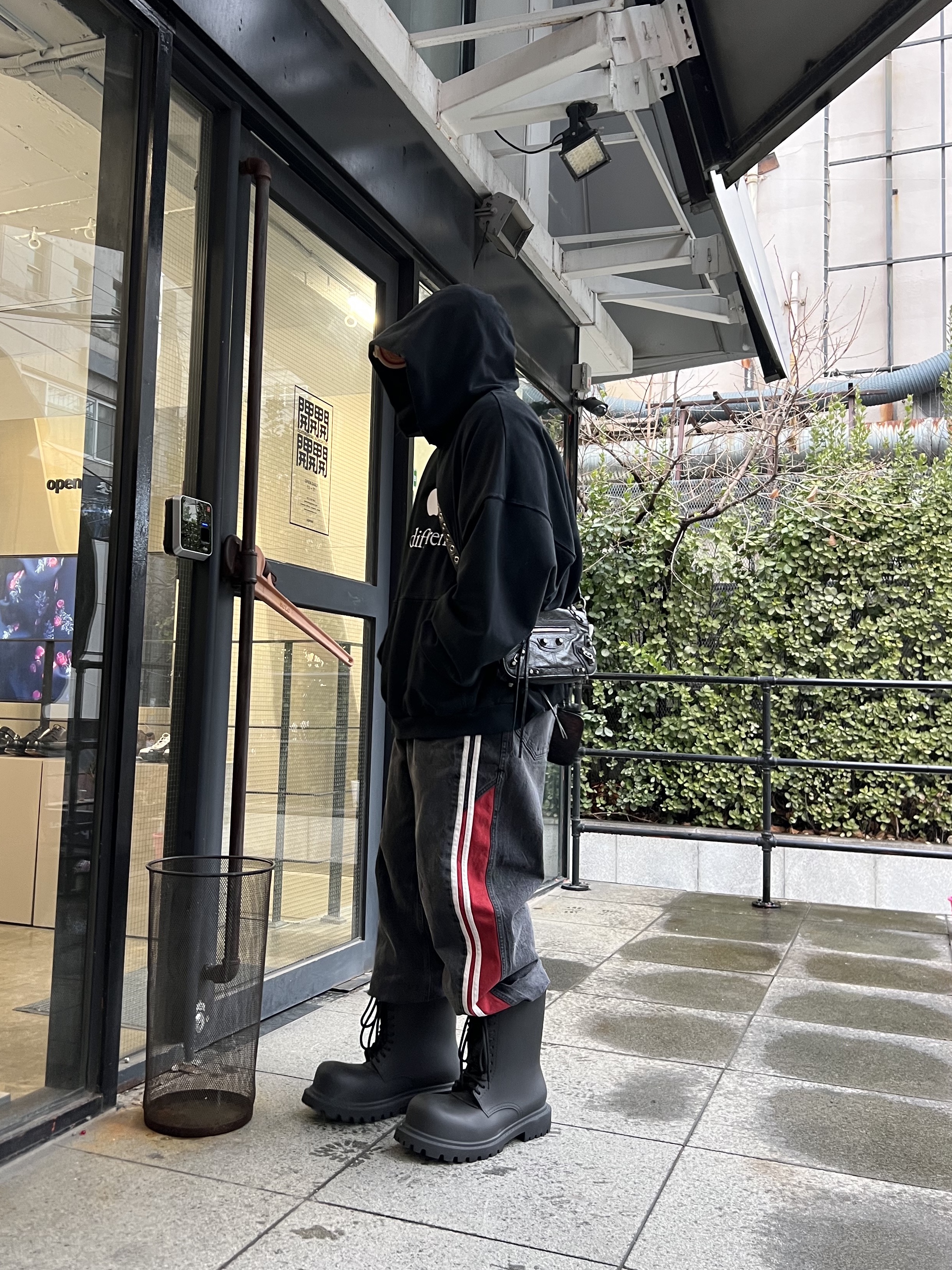Balenciaga XL Army Boots Full Eva Black 착용 스타일 - 2