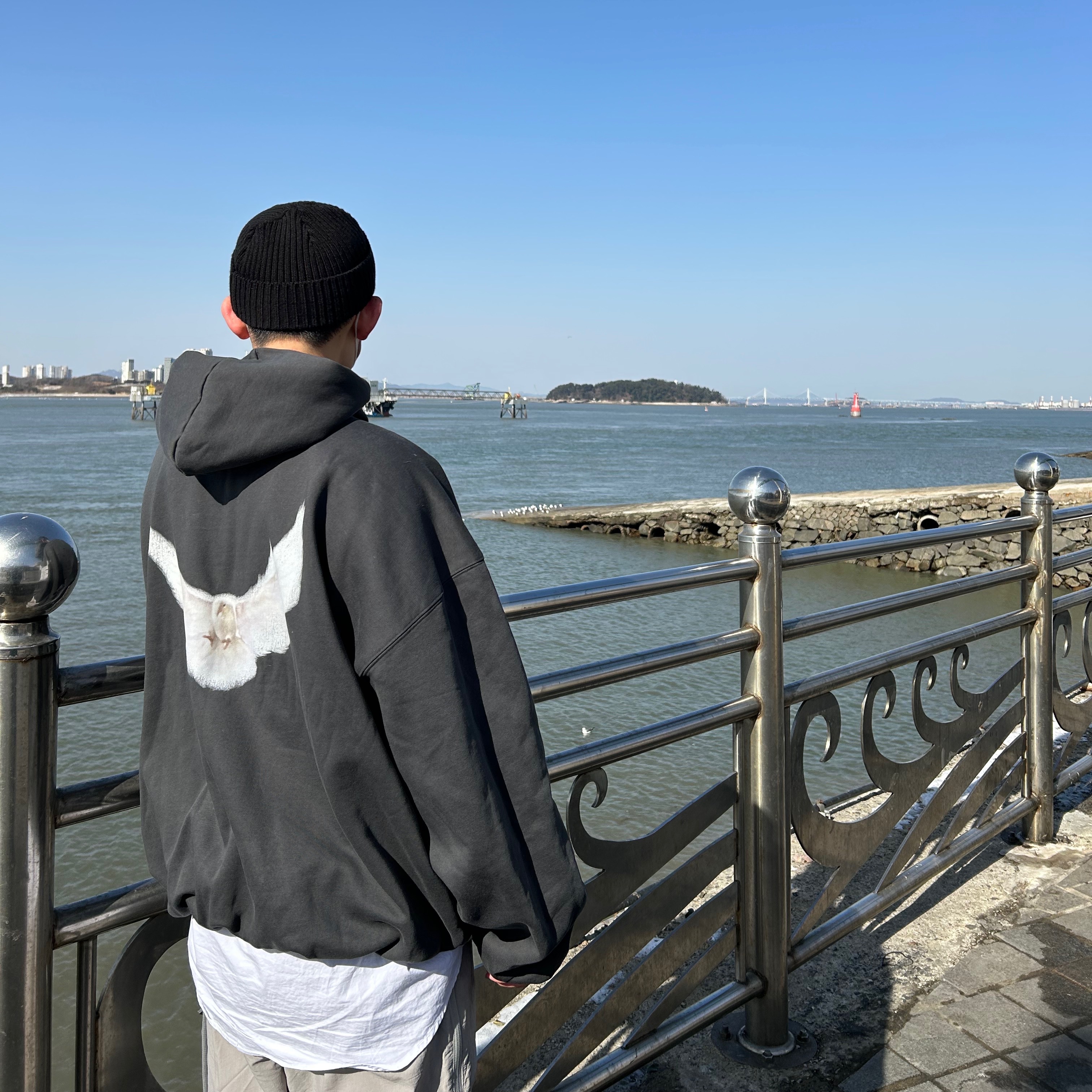 Yeezy Gap Engineered By Balenciaga Dove Hoodie Black 착용 스타일 - 2