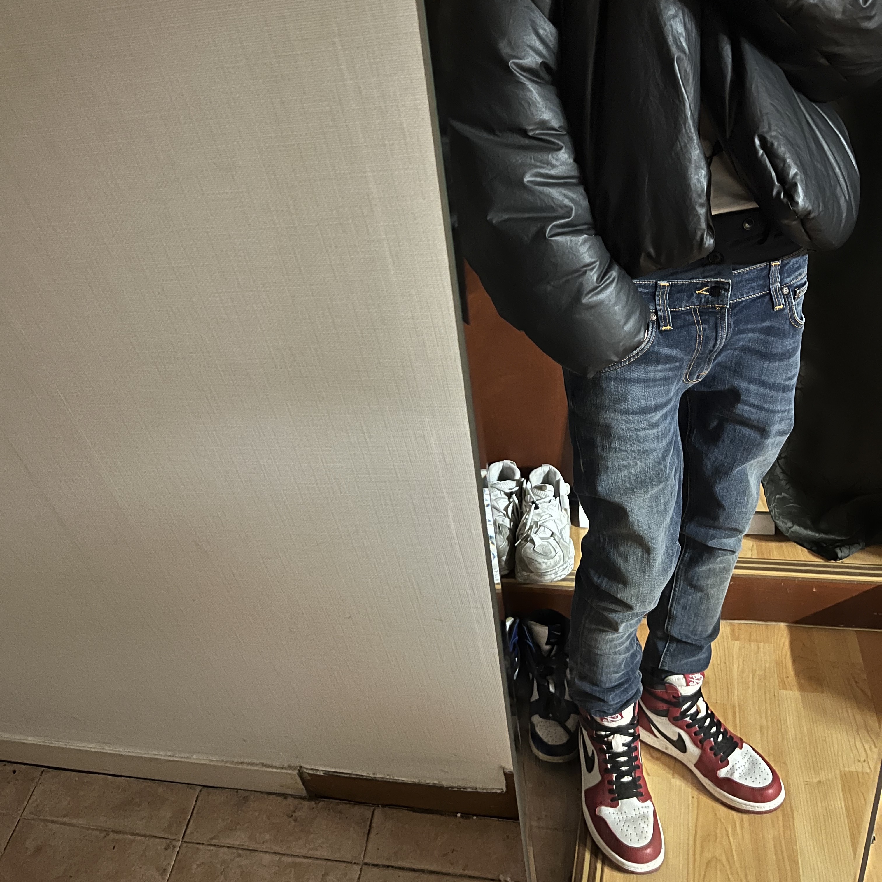 Jordan 1 Retro High OG Chicago 2022, Yeezy Gap Round Jacket Black 착용 스타일 - 2