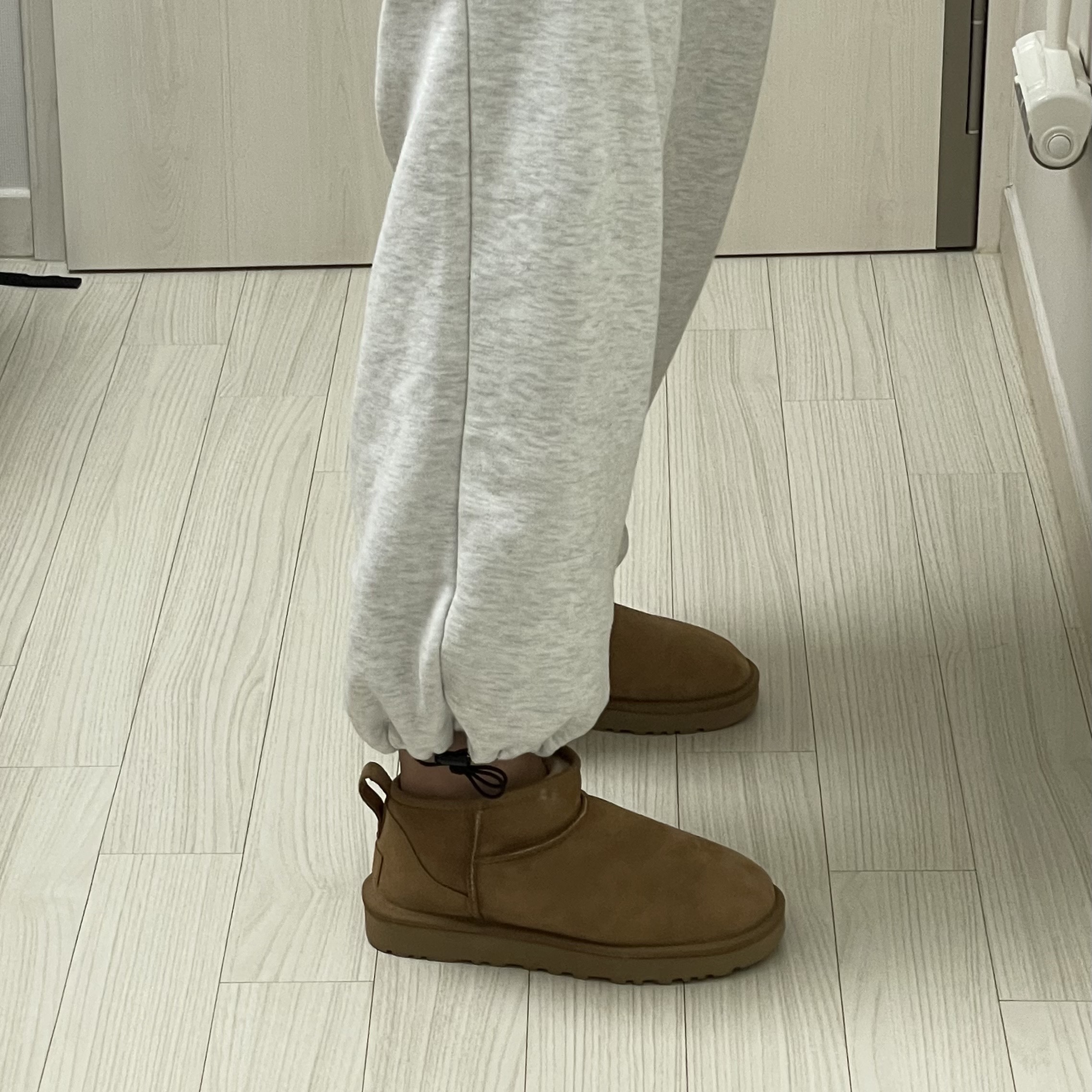 (W) UGG Classic Ultra Mini Boots Chestnut 착용 스타일 - 2