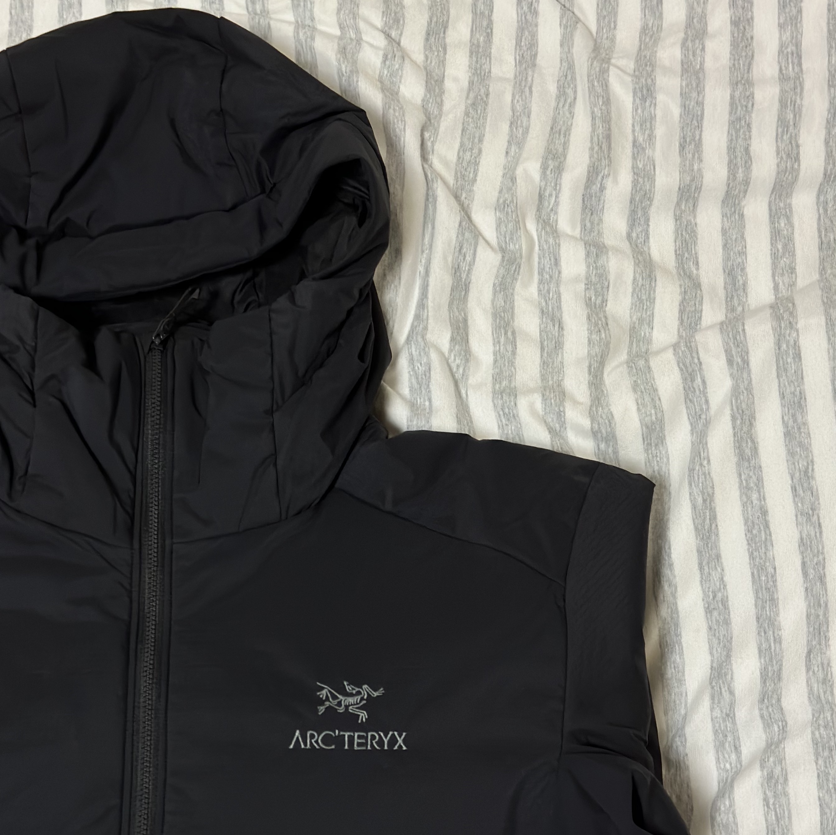 (W) Arc'teryx Atom AR Hoody Black 착용 스타일