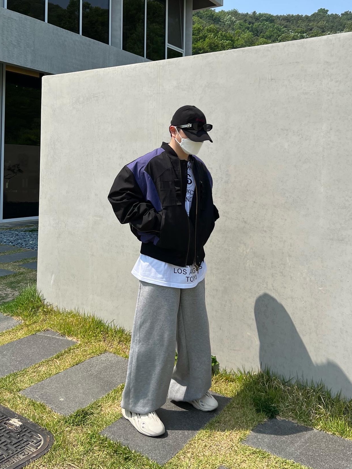 Stussy x Takahiromiyashita The Soloist 40 WT T-Shirt, Adidas Yeezy Foam RNNR Sand 착용 스타일 - 2