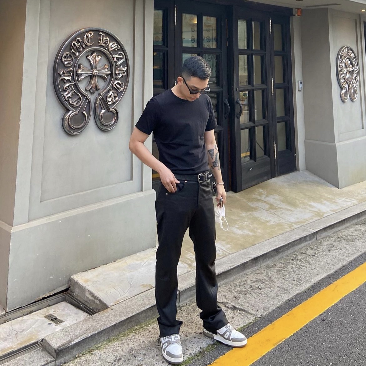 Louis Vuitton LV Trainer Sneakers Gray 착용 스타일