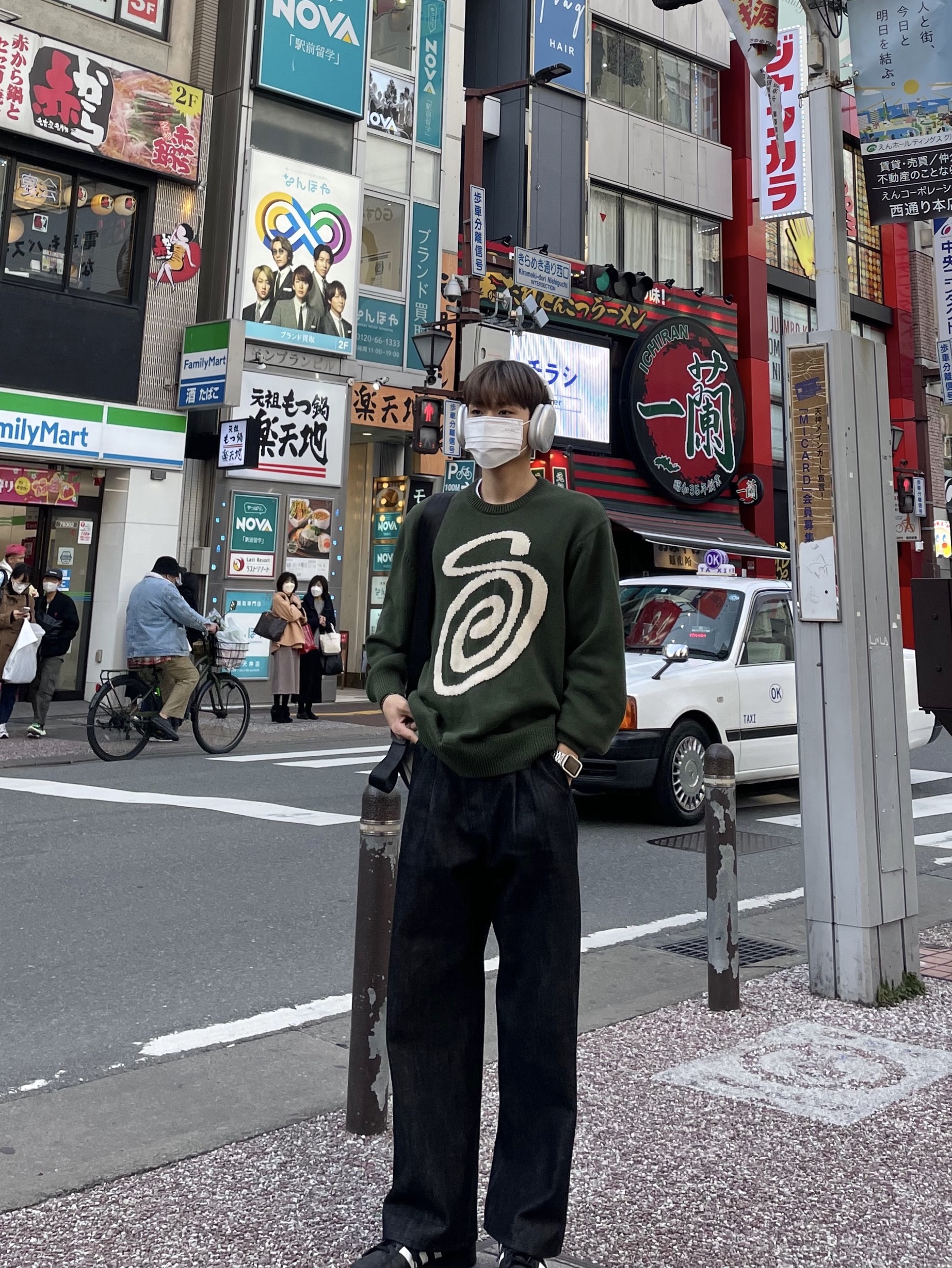 Apple AirPods Max Lightning Silver (Korean Ver.), Stussy Curly S Sweater Green 착용 스타일