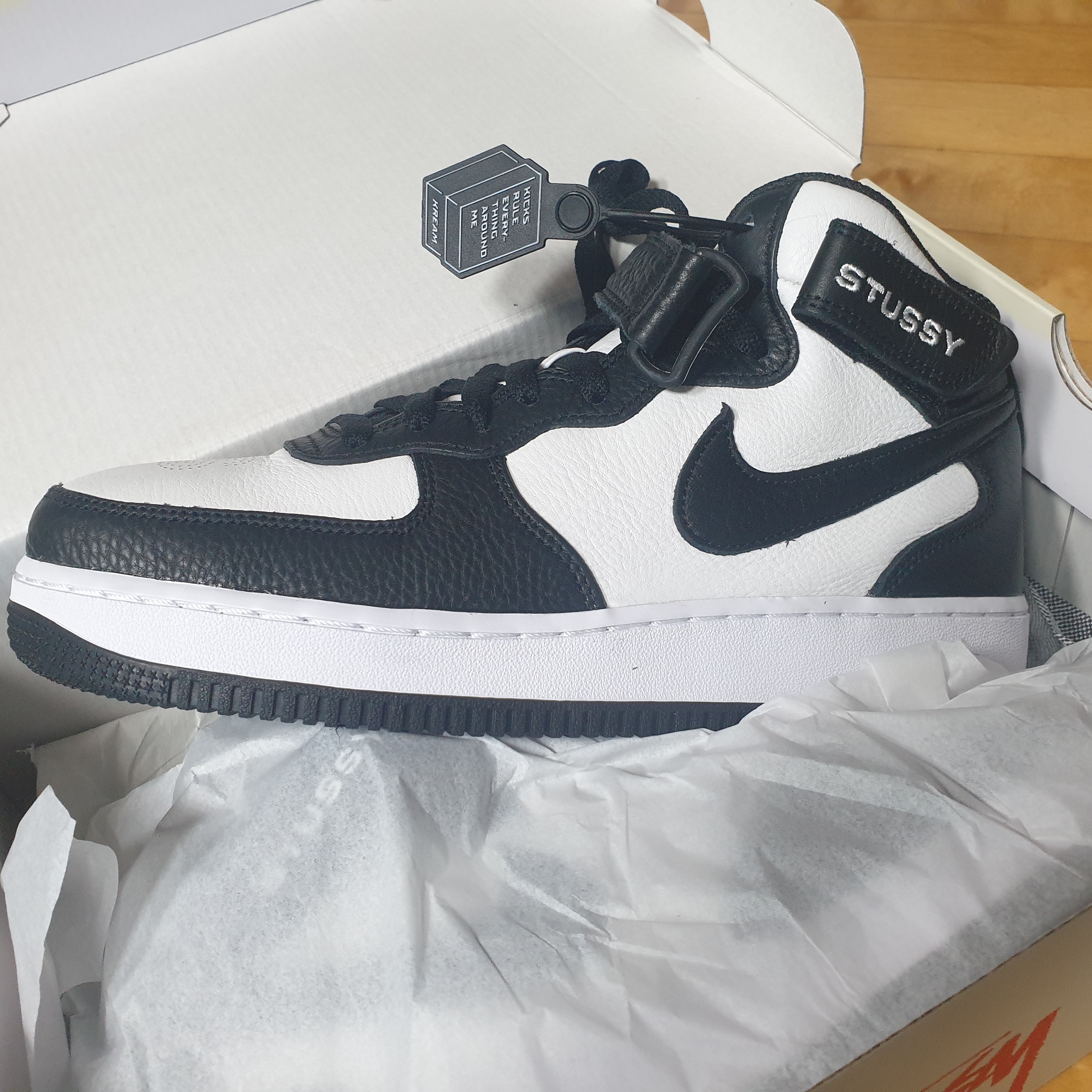 Nike x Stussy Air Force 1 '07 Mid SP Black and Light Bone 착용 스타일 - 2