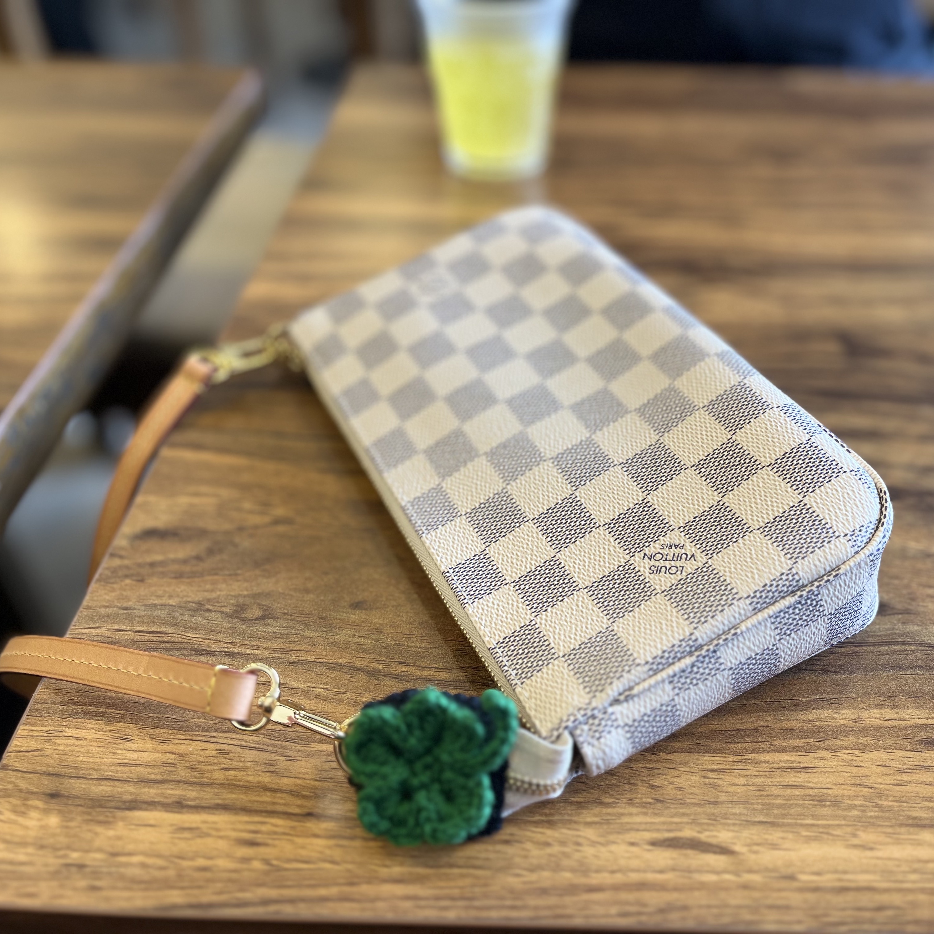 Louis Vuitton Pochette Accessoires Damier Azur 착용 스타일 - 3