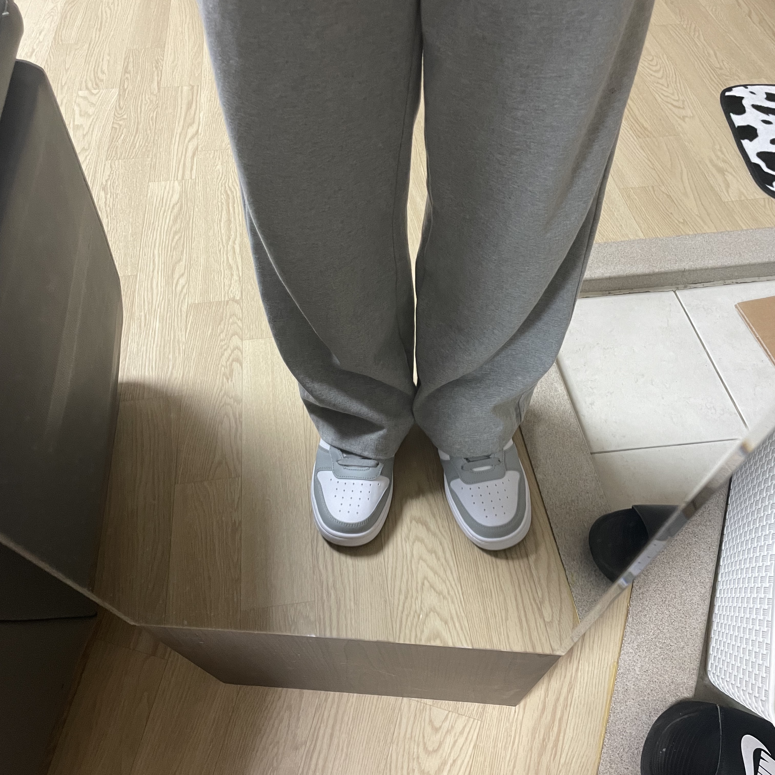 (GS) Nike Court Borough Low 2 Light Smoke Grey 착용 스타일 - 2