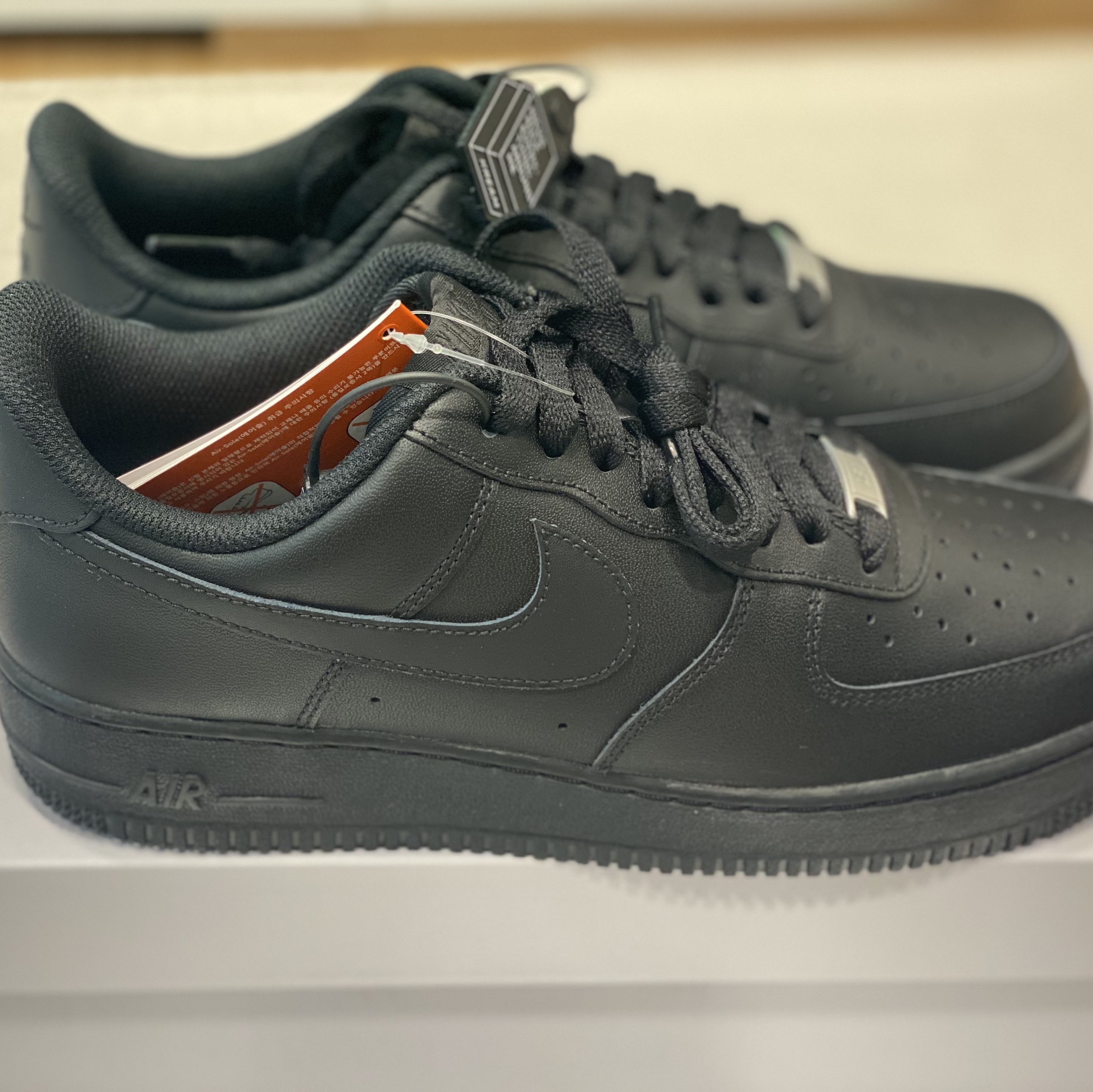 Nike Air Force 1 '07 Low Triple Black 착용 스타일 - 3