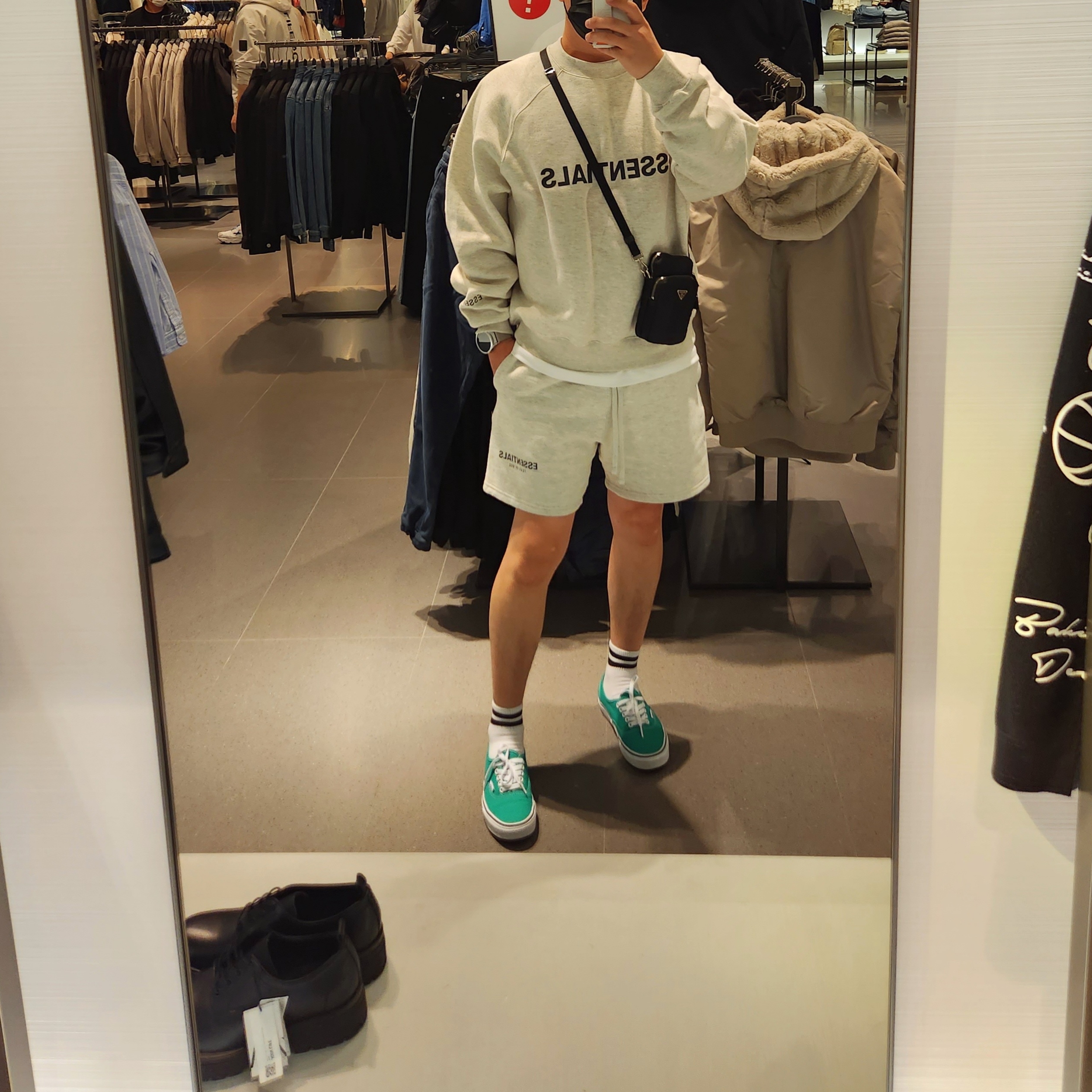 Essentials 3D Silicon Applique Crewneck Oatmeal/Oatmeal Heather/Light Heather Oatmeal 2020, Essentials Fleece Shorts Oatmeal Heather - 20FW 착용 스타일