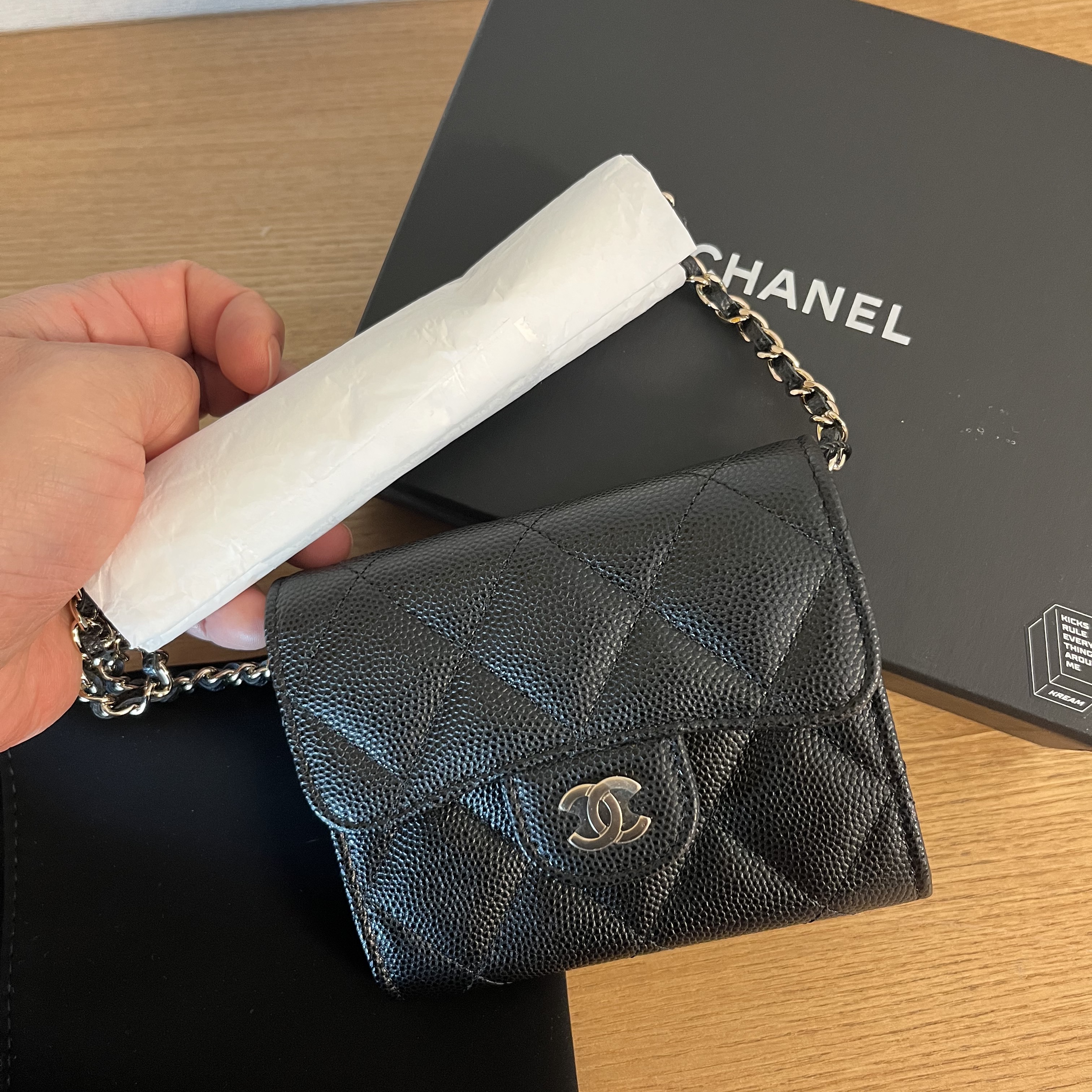 Chanel Classic Clutch With Chain Grained Calfskin & Gold Black 착용 스타일