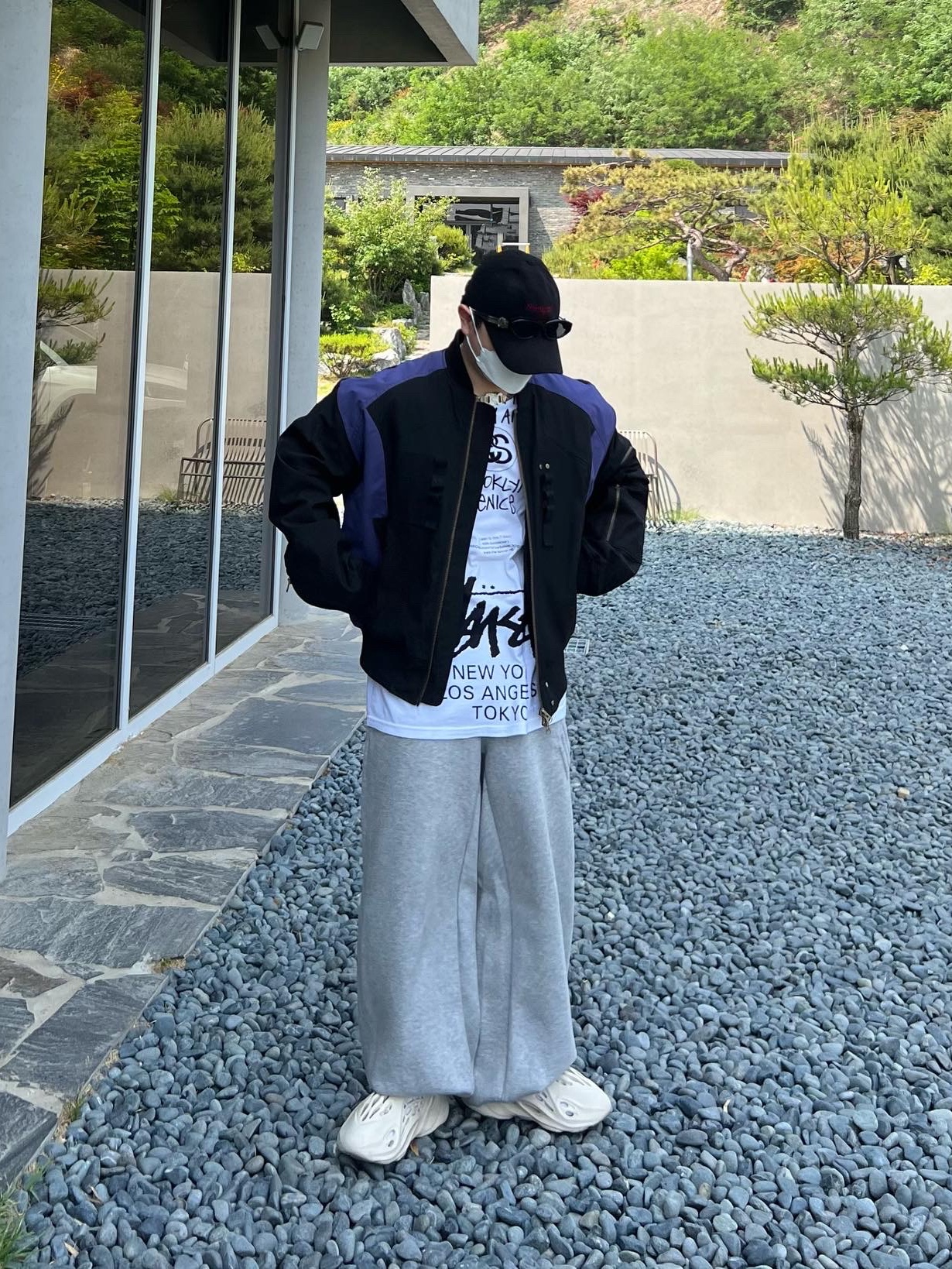 Stussy x Takahiromiyashita The Soloist 40 WT T-Shirt, Adidas Yeezy Foam RNNR Sand 착용 스타일 - 1