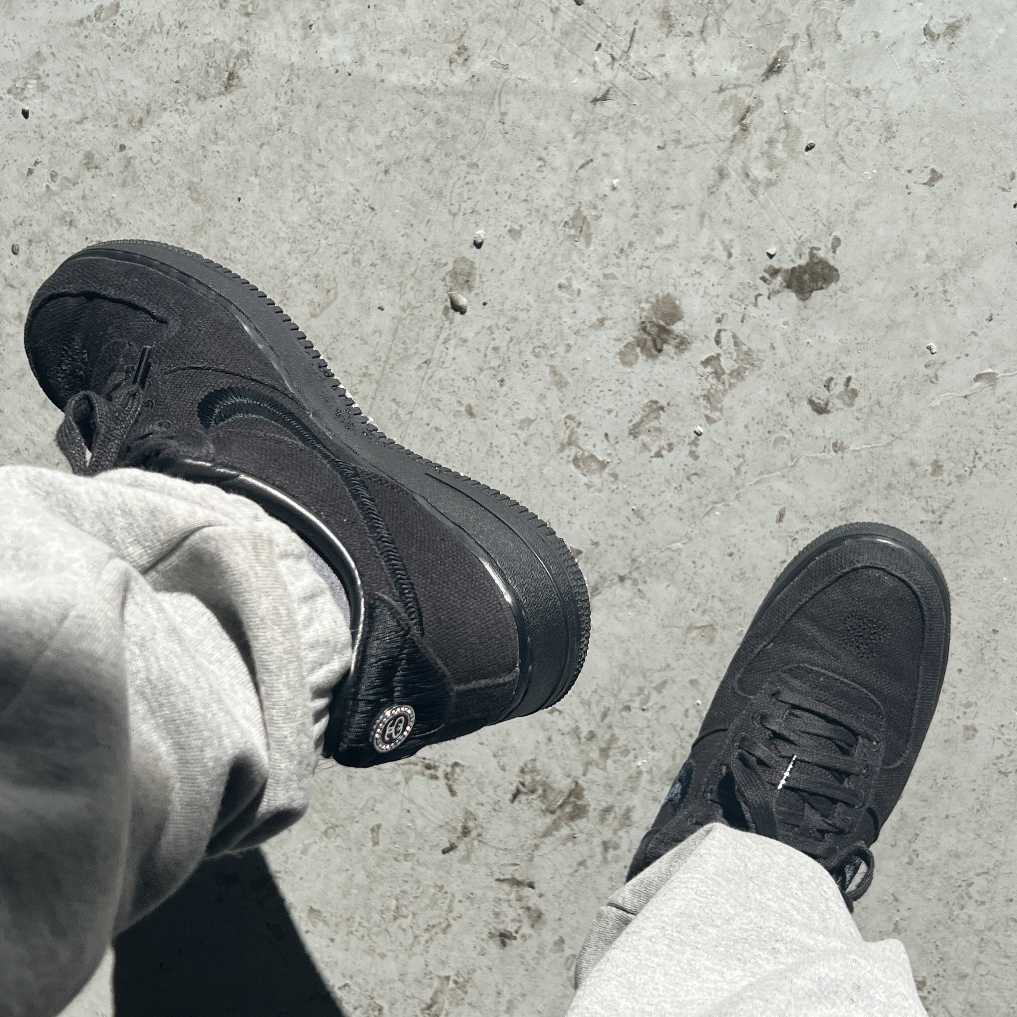 Nike x Stussy Air Force 1 Low Triple Black 착용 스타일 - 3