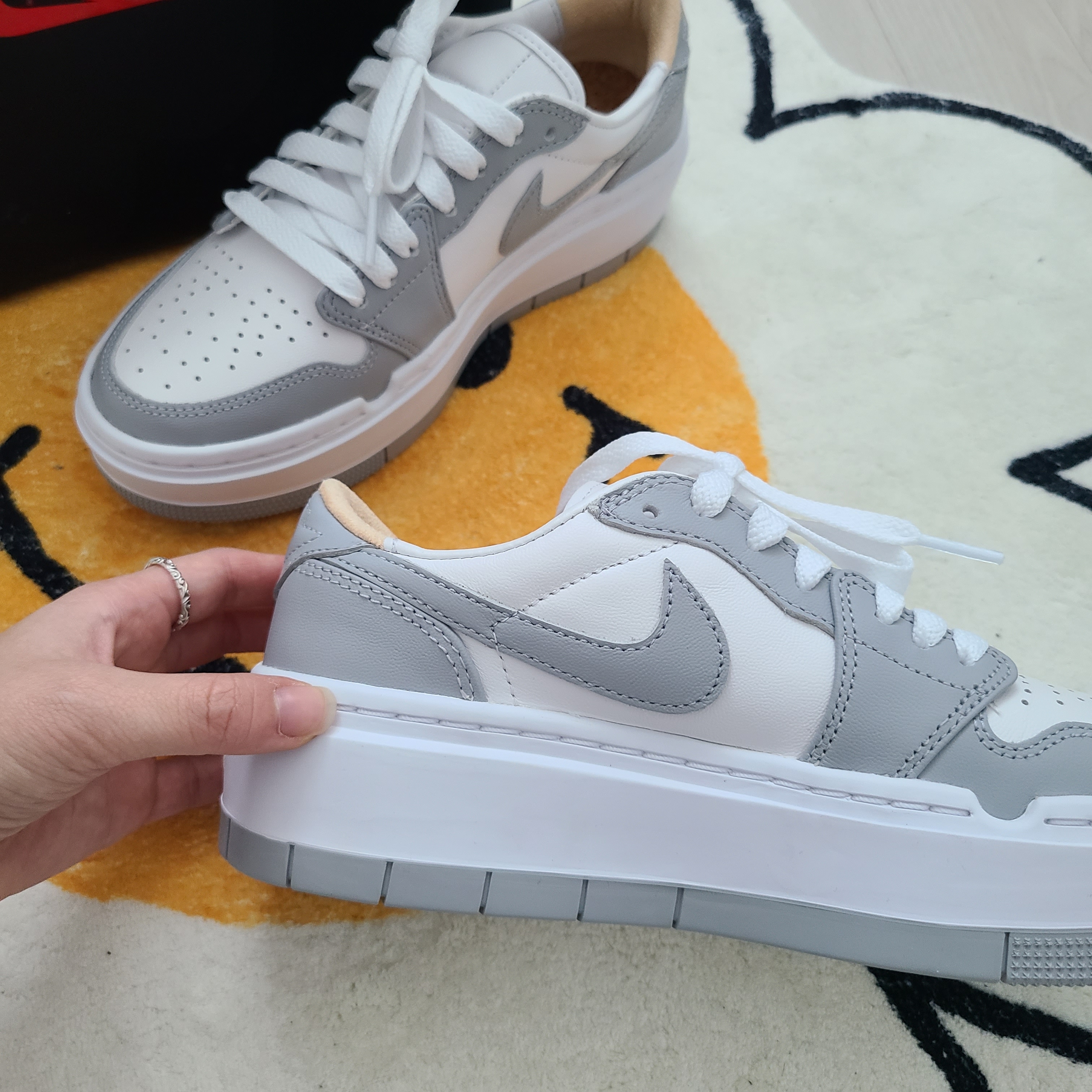 (W) Jordan 1 Elevate Low White and Wolf Grey 착용 스타일 - 2