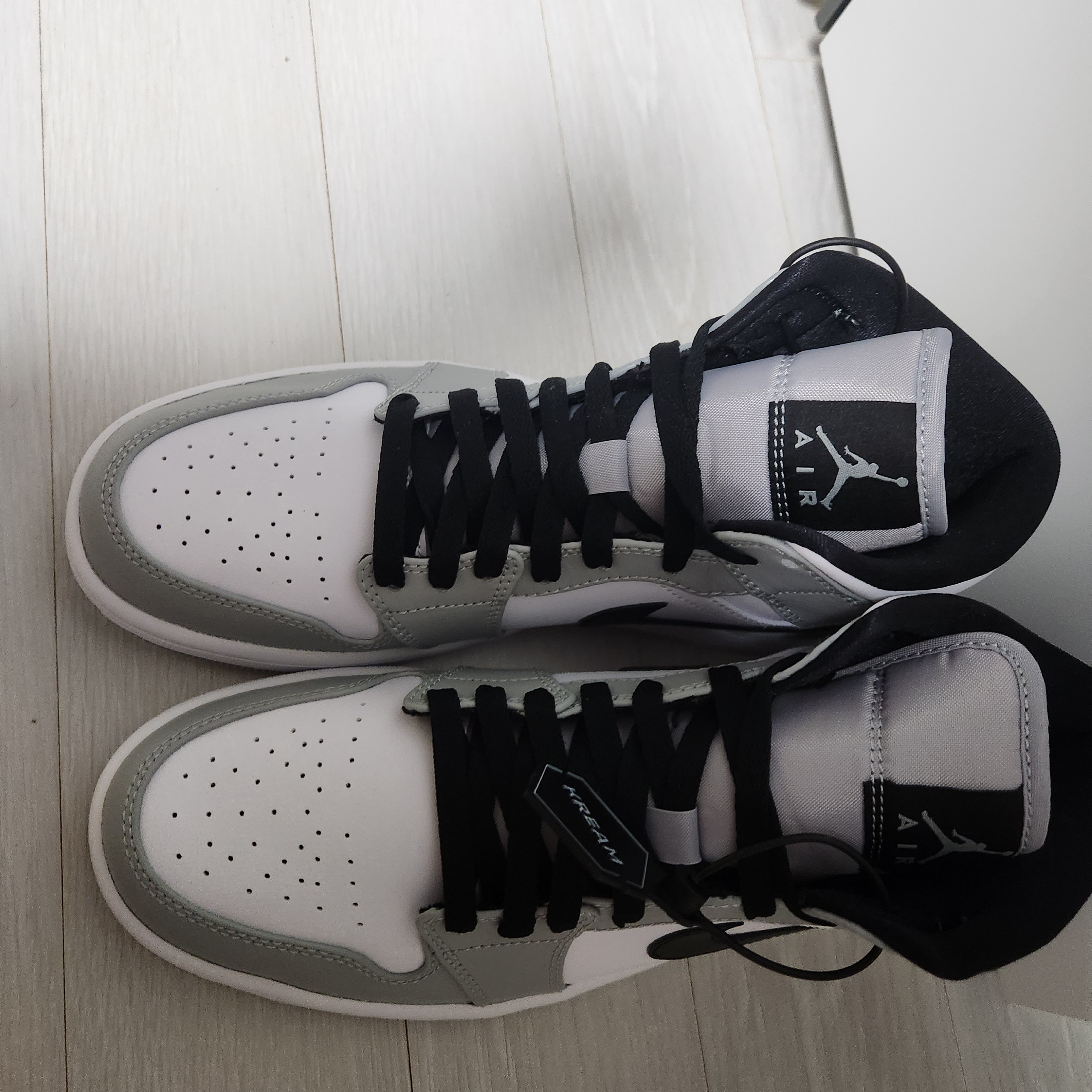 Jordan 1 Mid Light Smoke Grey 착용 스타일