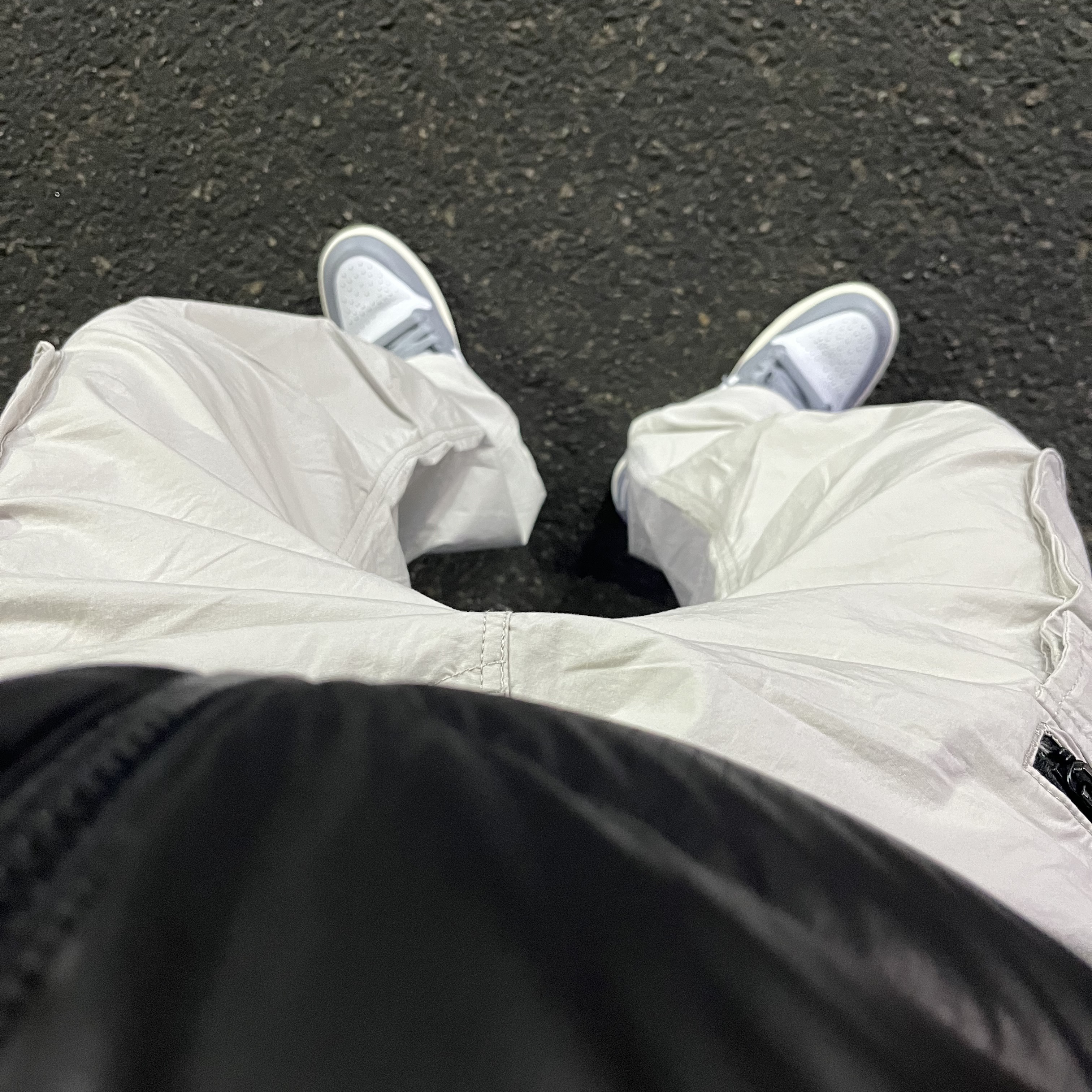 Jordan 1 Low Stealth and White 착용 스타일 - 2