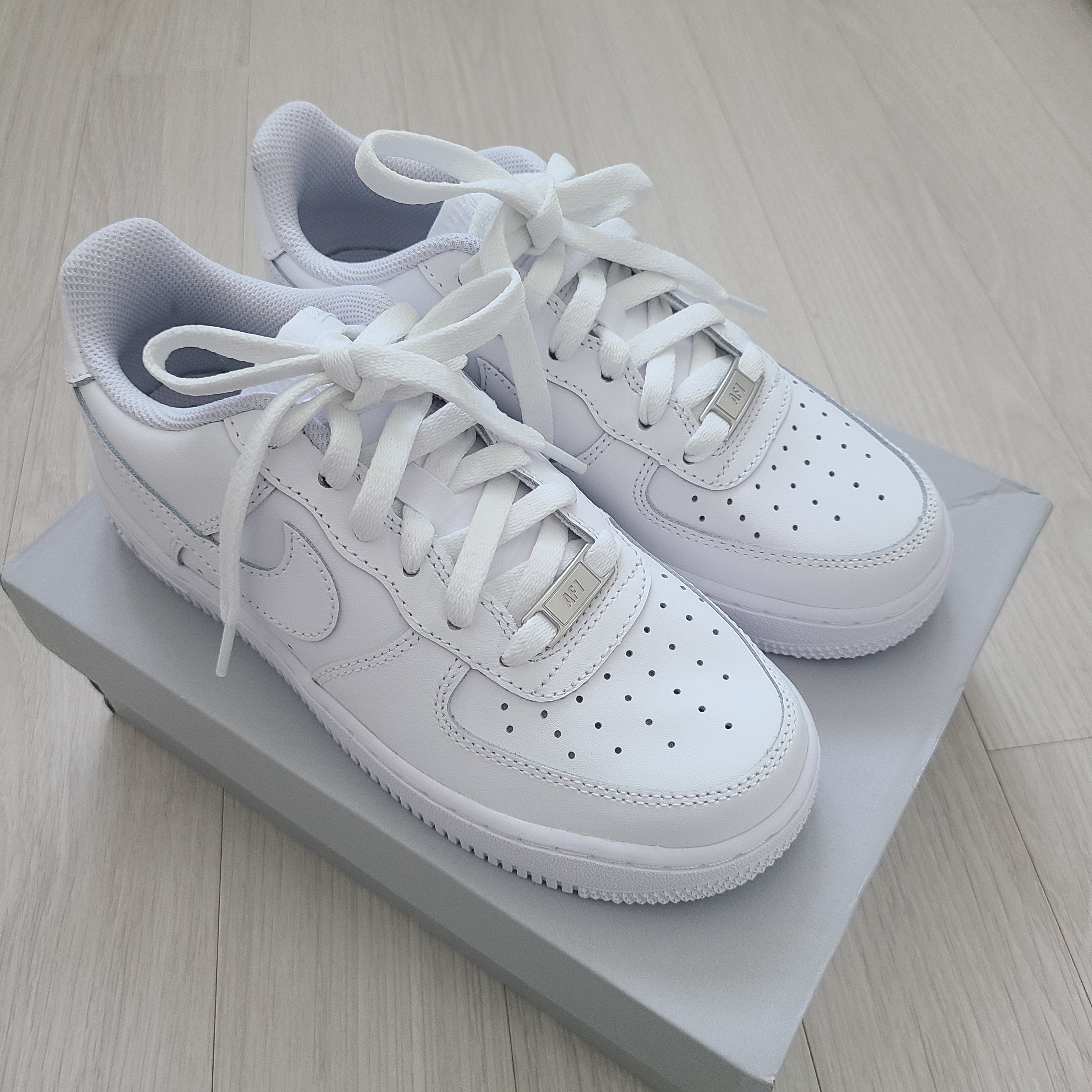 (GS) Nike Air Force 1 LE White 착용 스타일 - 1