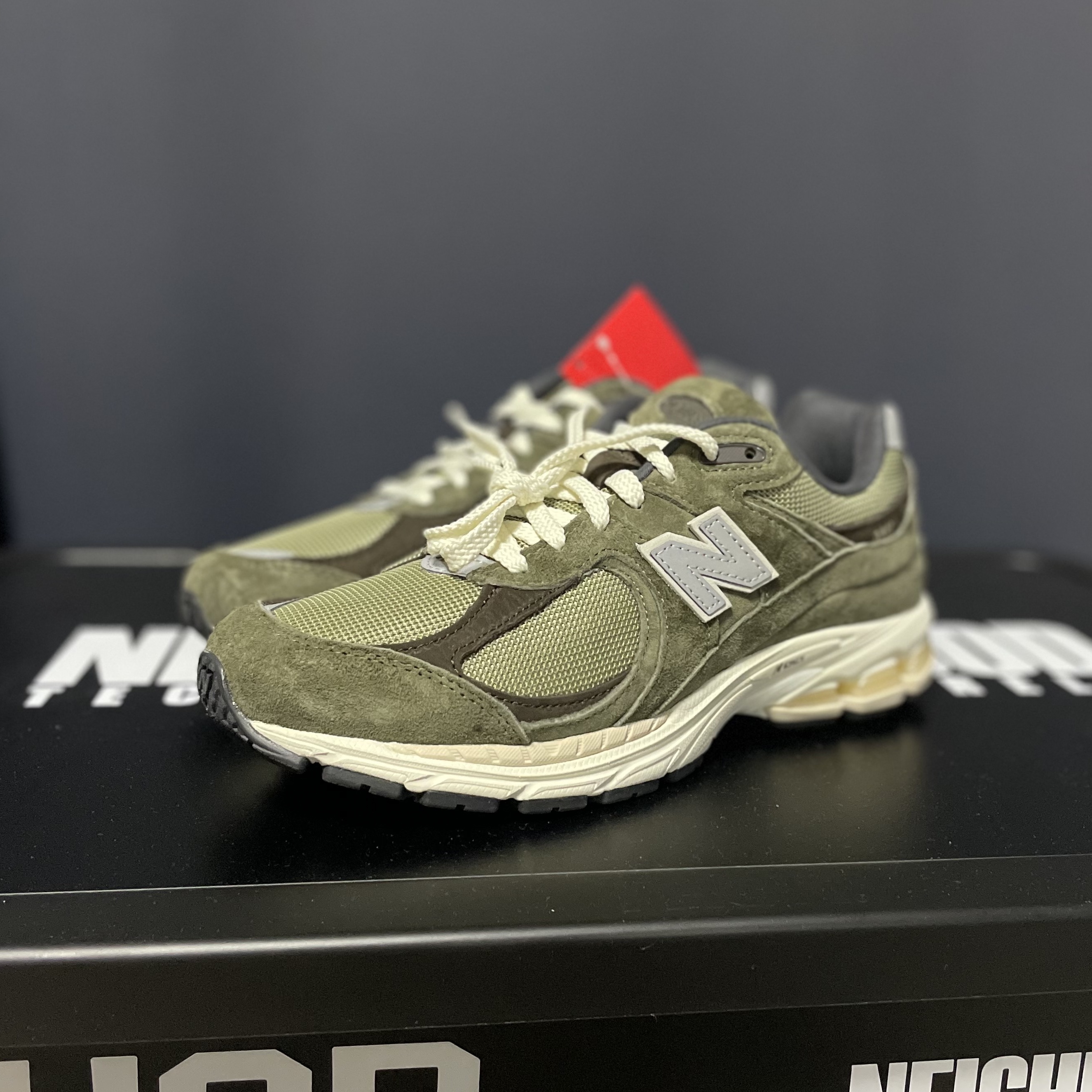 New Balance 2002R Special Vintage Khaki 착용 스타일