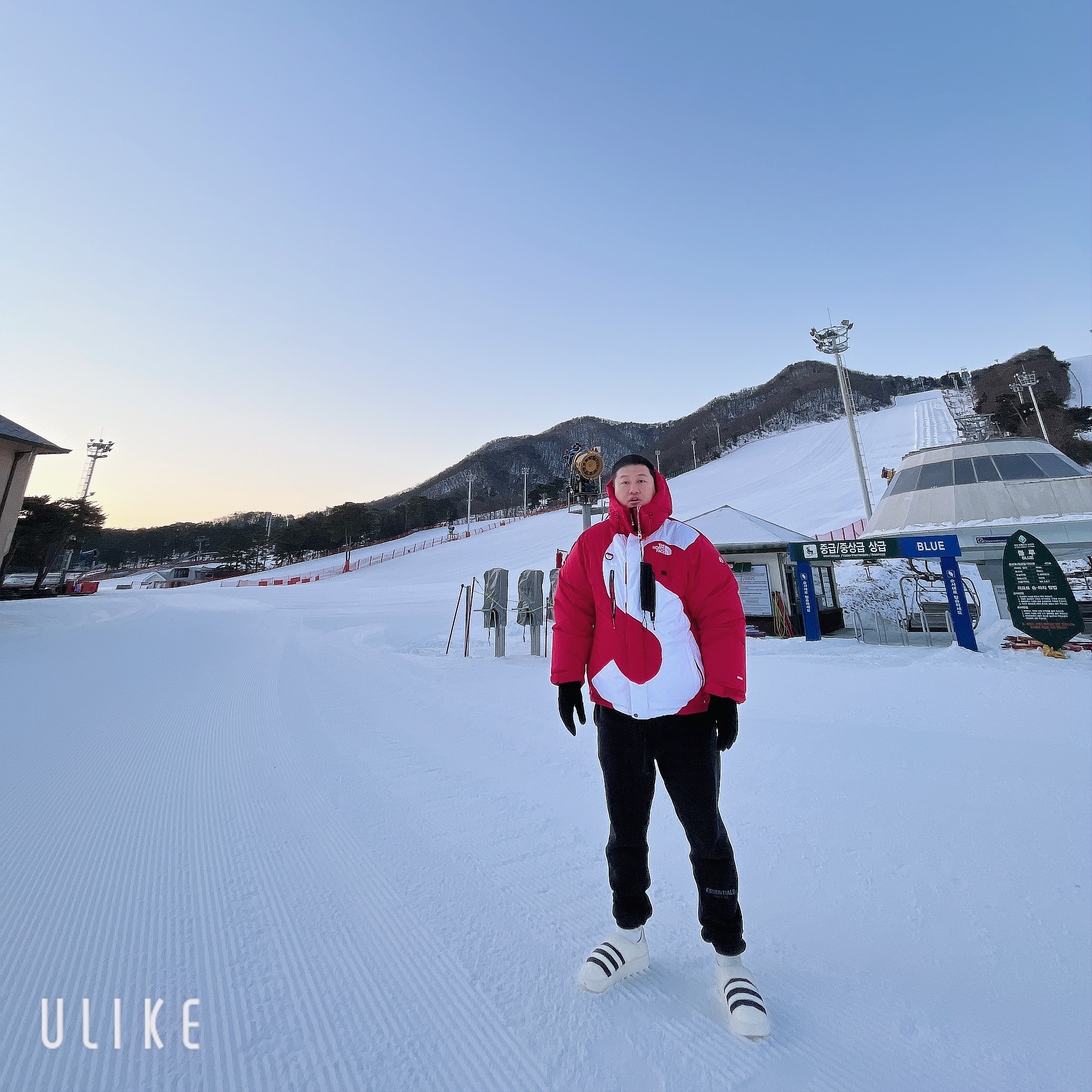 Supreme x The North Face S Logo Summit Series Himalayan Parka Red - 20FW, Adidas Puffylette Off White 착용 스타일 - 3