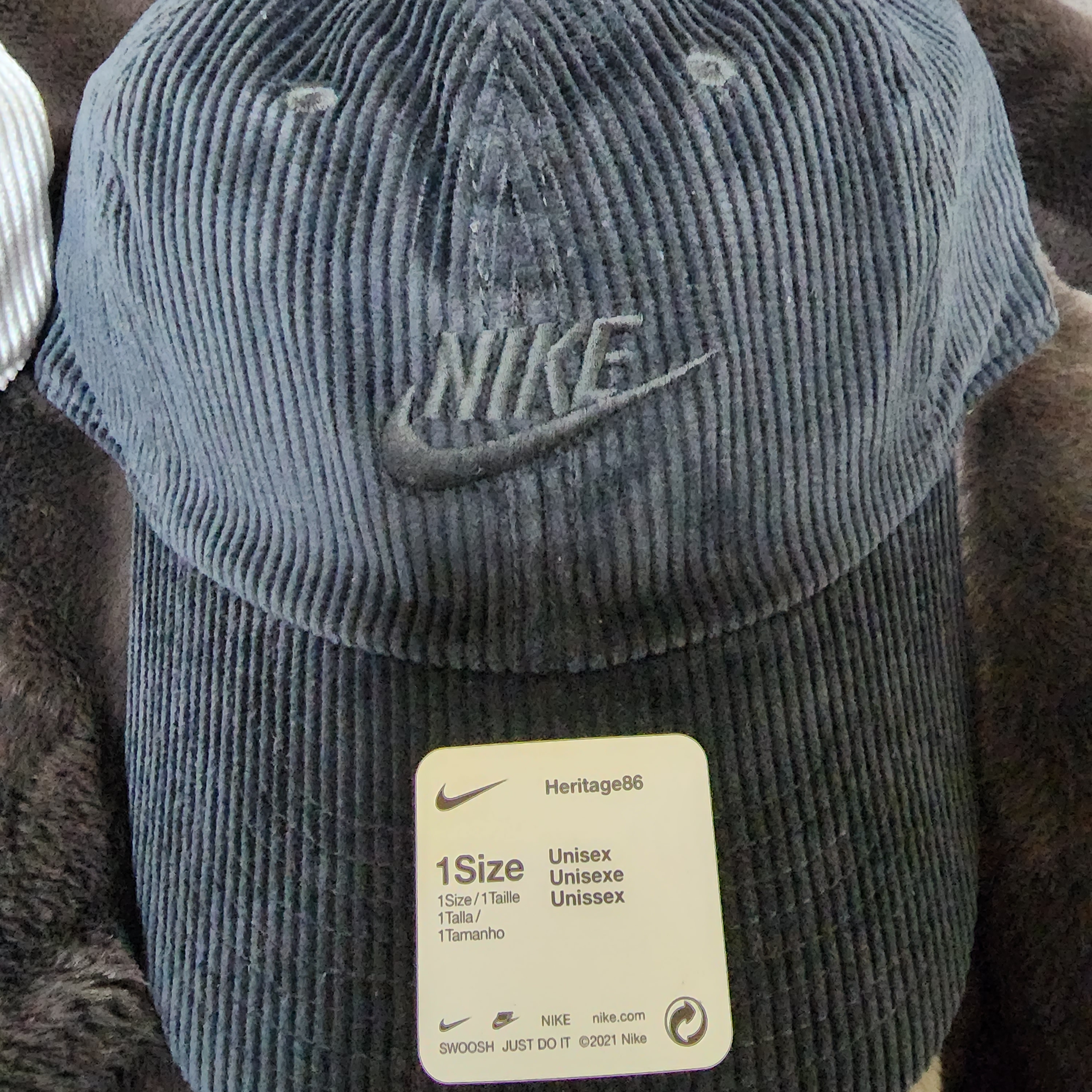 Nike Heritage 86 Corduroy Cap Black, Nike Heritage 86 Corduroy Cap White 착용 스타일 - 2