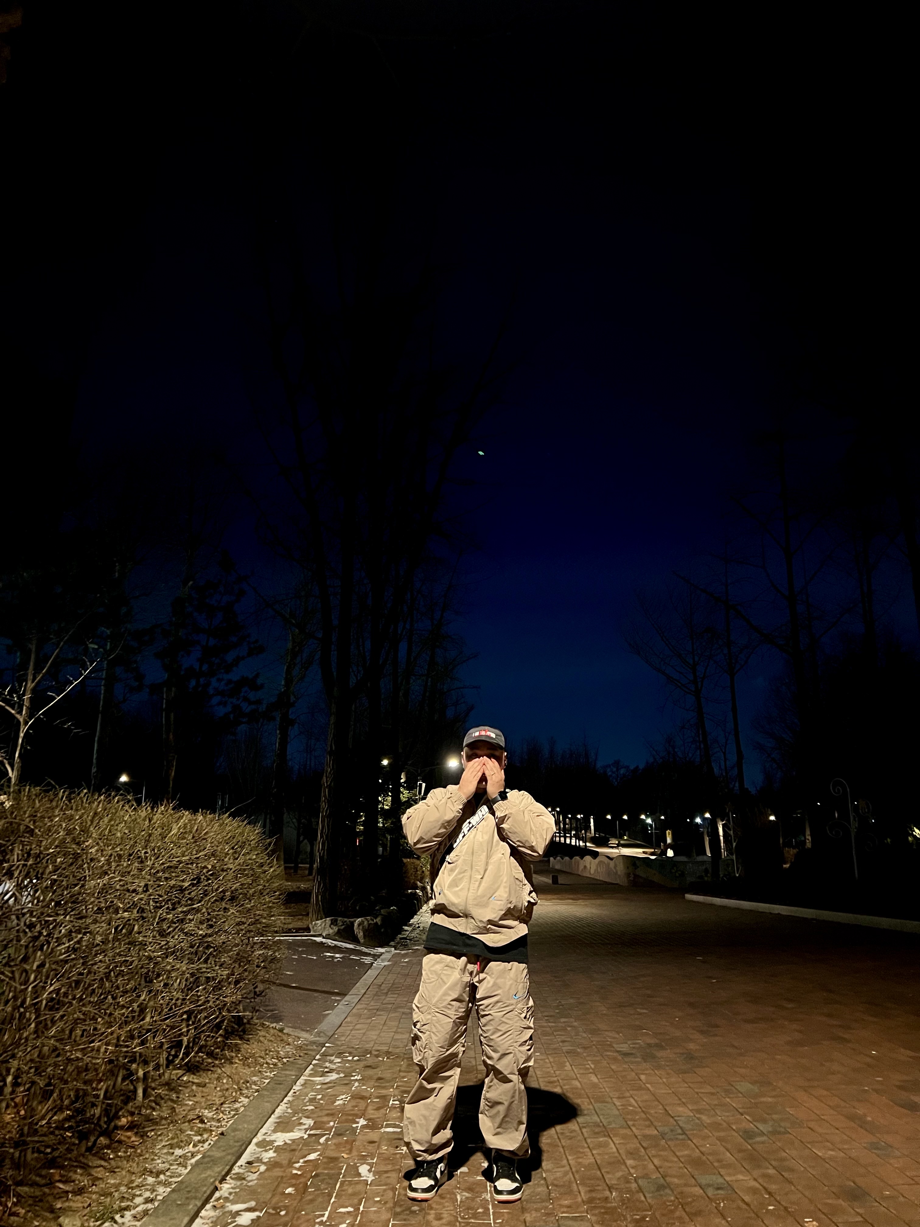 Nike x Off-White NRG Track Suit Khaki - Asia, Jordan 1 Retro High OG Electro Orange 착용 스타일 - 5