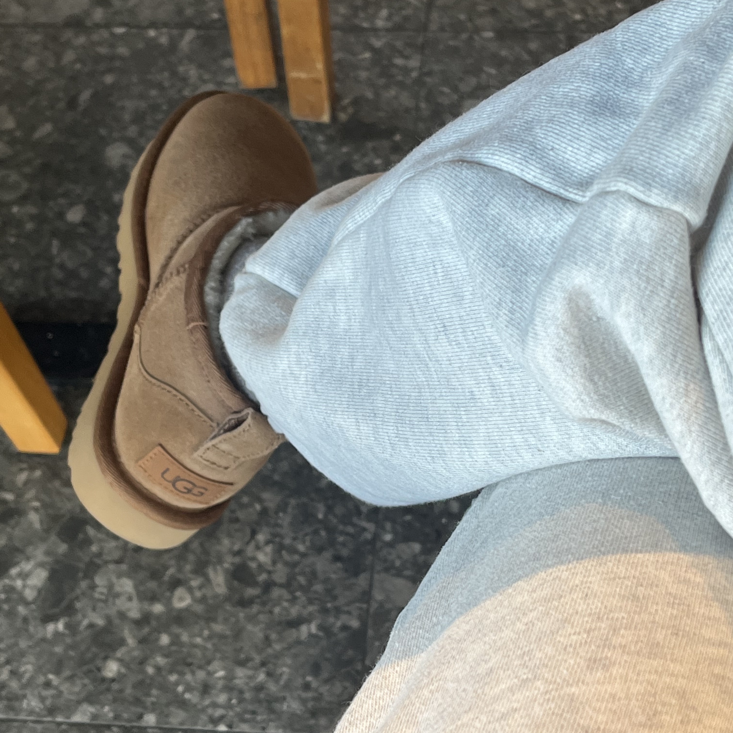 (W) UGG Classic Ultra Mini Boots Chestnut 착용 스타일 - 1