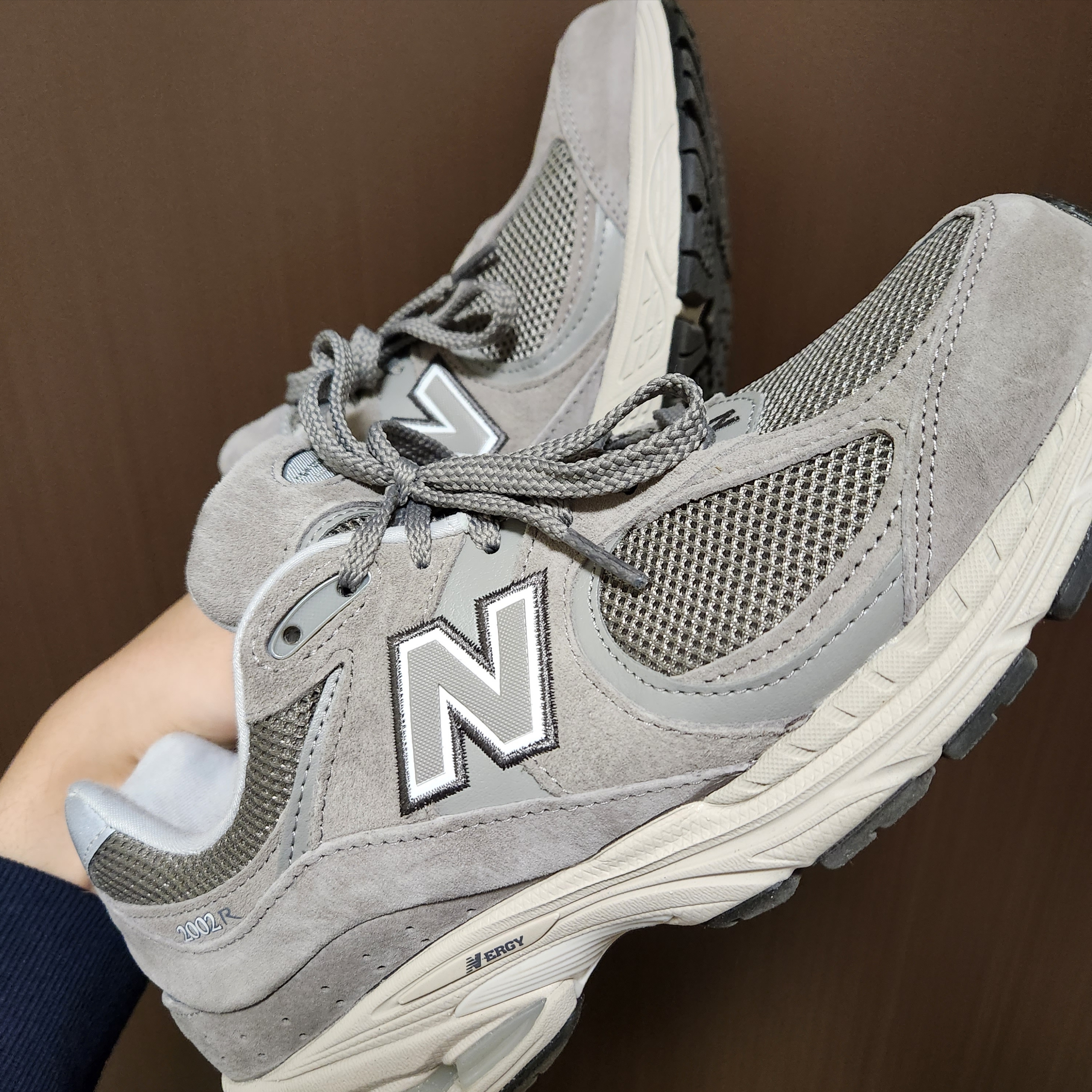 New Balance 2002R Grey 착용 스타일