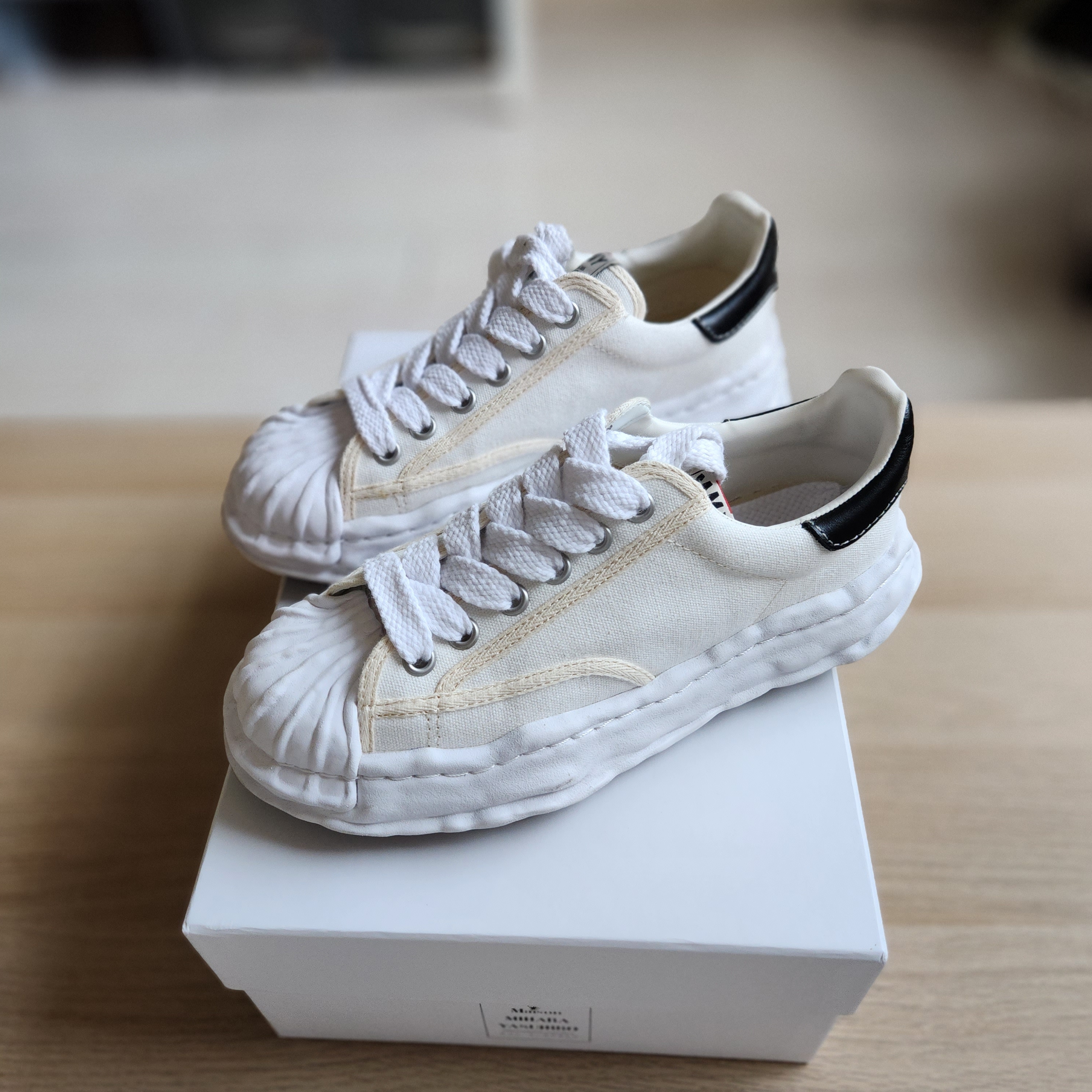 Maison Mihara Yasuhiro Blakey OG Sole Canvas Low-top Sneakers White 착용 스타일 - 2