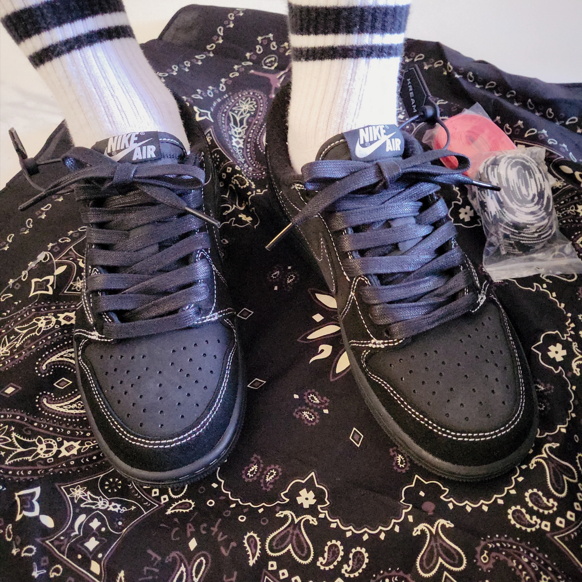 Jordan 1 x Travis Scott Retro Low OG SP Black Phantom 착용 스타일 - 1