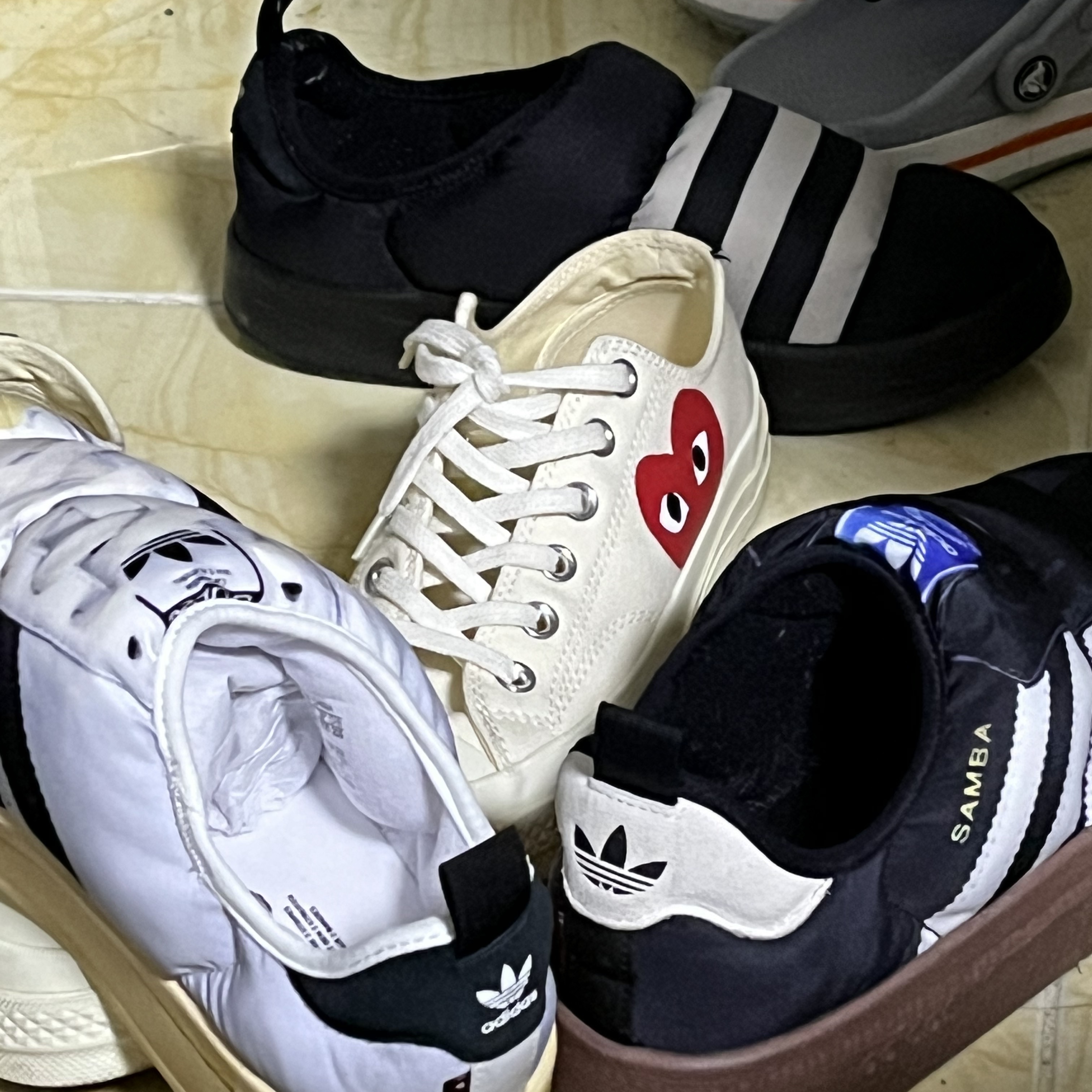 Adidas Puffylette Core Black, Adidas Puffylette Superstar Cloud White 착용 스타일
