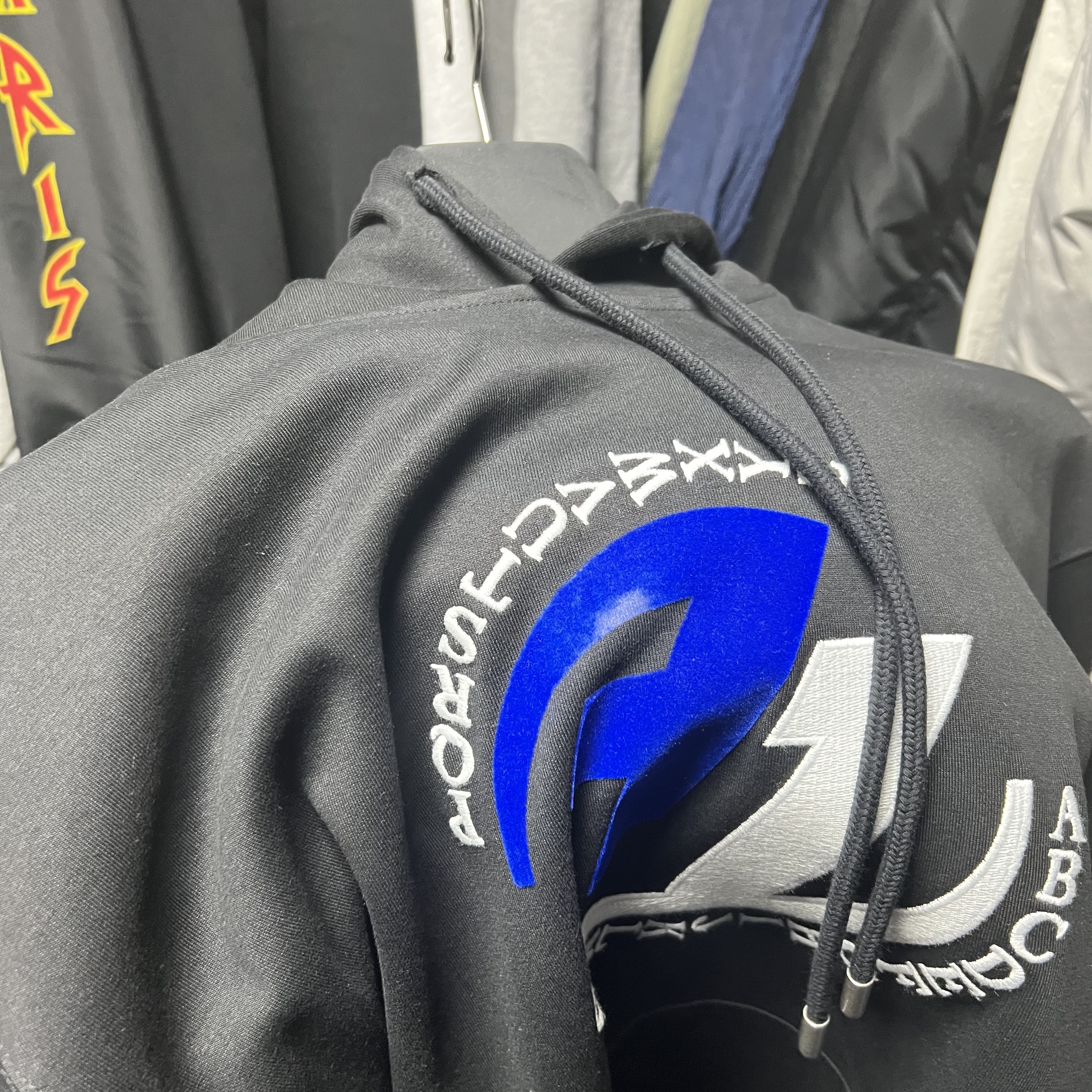 Zara x Ader Error Embroidery Hooded Sweatshirt Black 착용 스타일 - 3