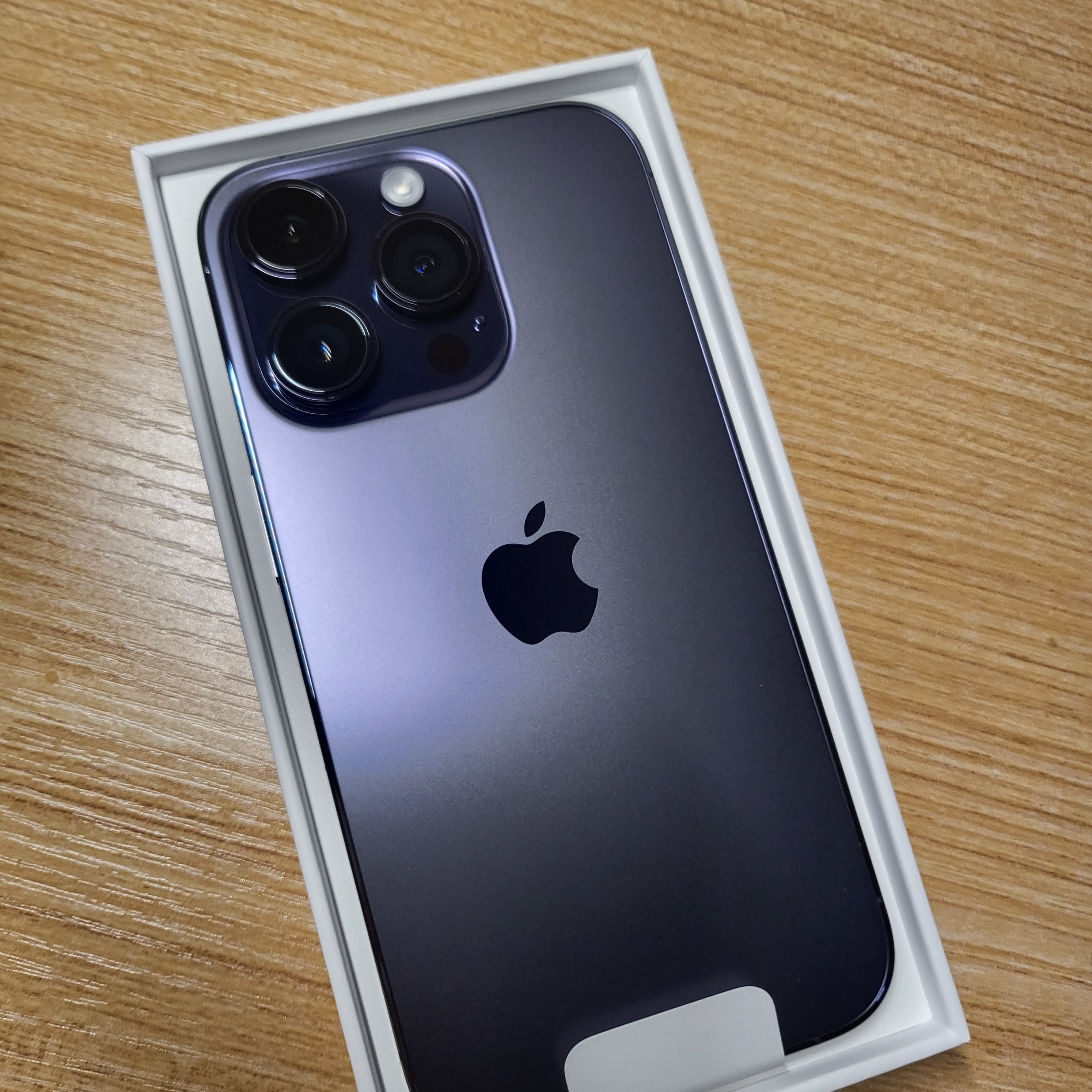 Apple iPhone 14 Pro 256GB Deep Purple (Korean Ver.), Apple iPhone 14 Pro 128GB Deep Purple (Korean Ver.) 착용 스타일 - 2