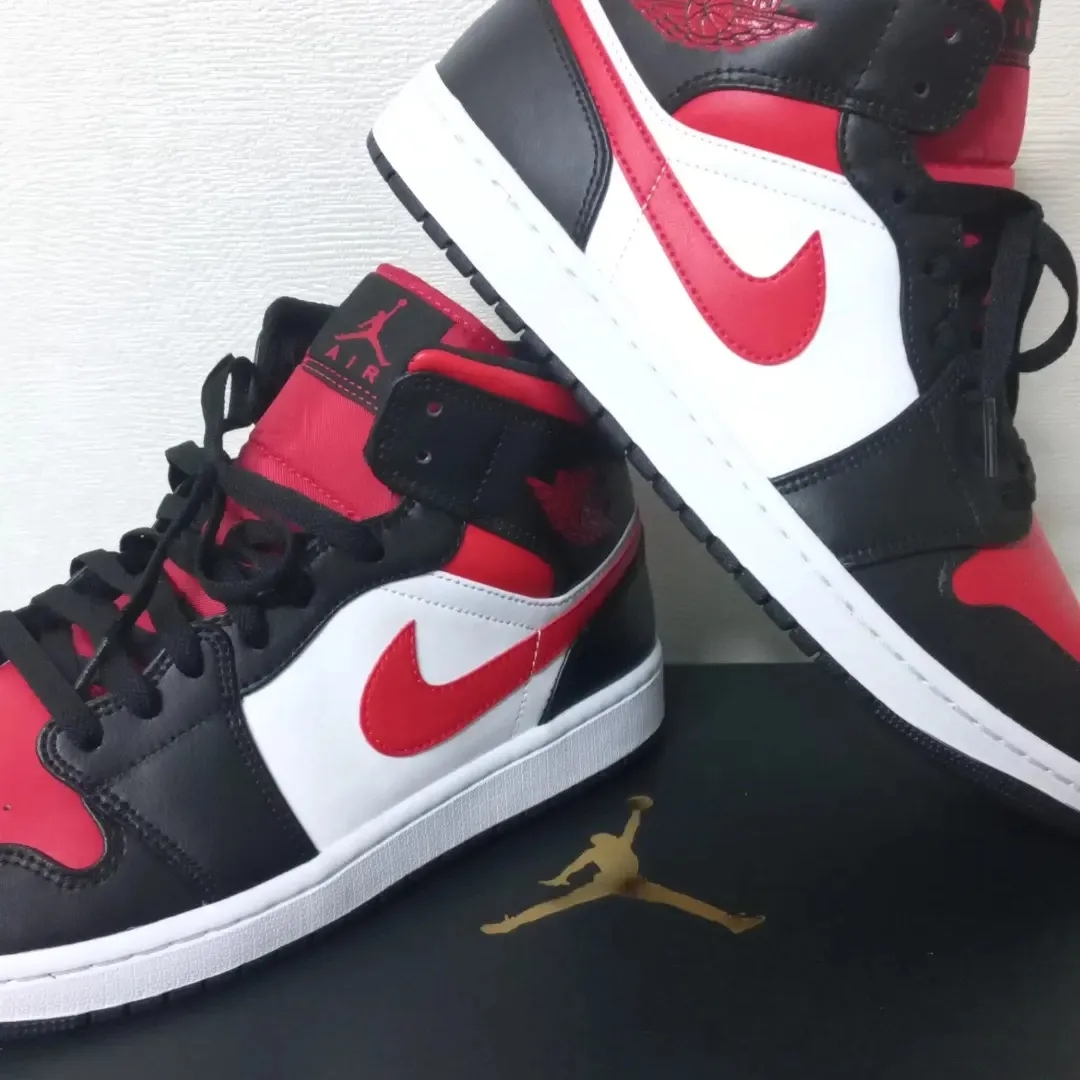 Jordan 1 Mid Black Fire Red 착용 스타일 - 1