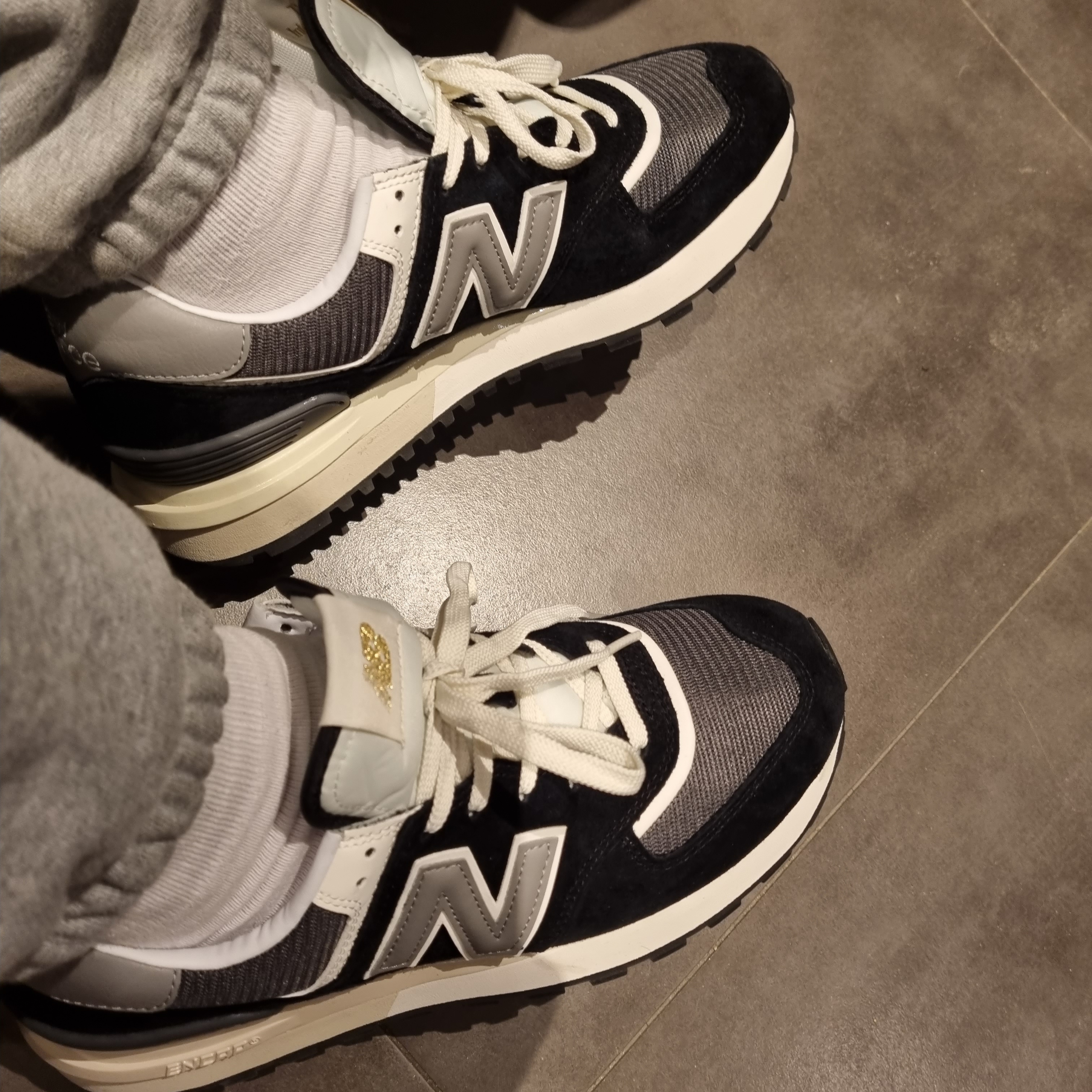 New Balance 574 Legacy Black 착용 스타일 - 1