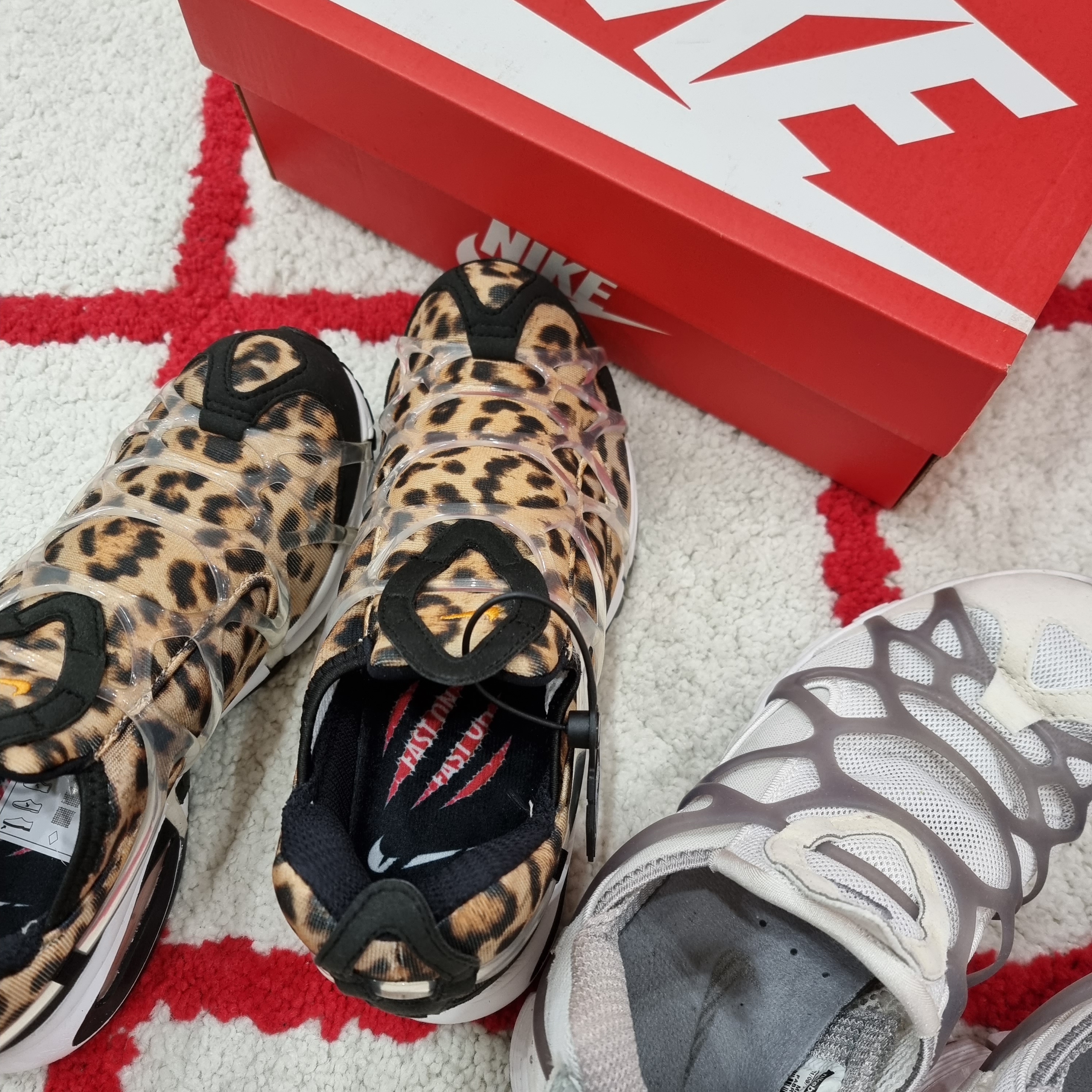 Nike Air Kukini SE Kumquat and Action Red 착용 스타일