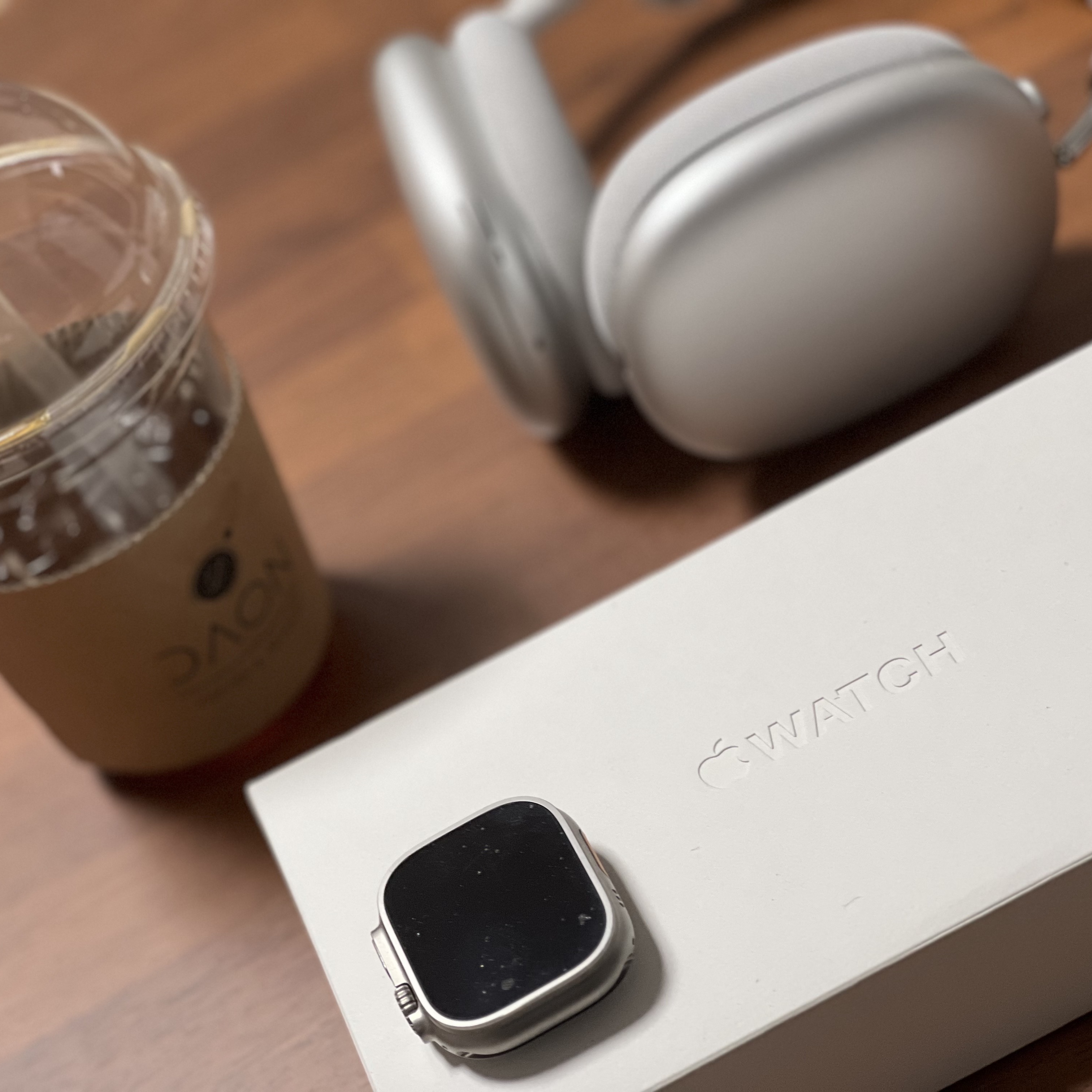 Apple AirPods Max Lightning Silver (Korean Ver.), Apple Watch Ultra 49mm Titanium Case with Ocean Band Midnight (Korean Ver.) 착용 스타일