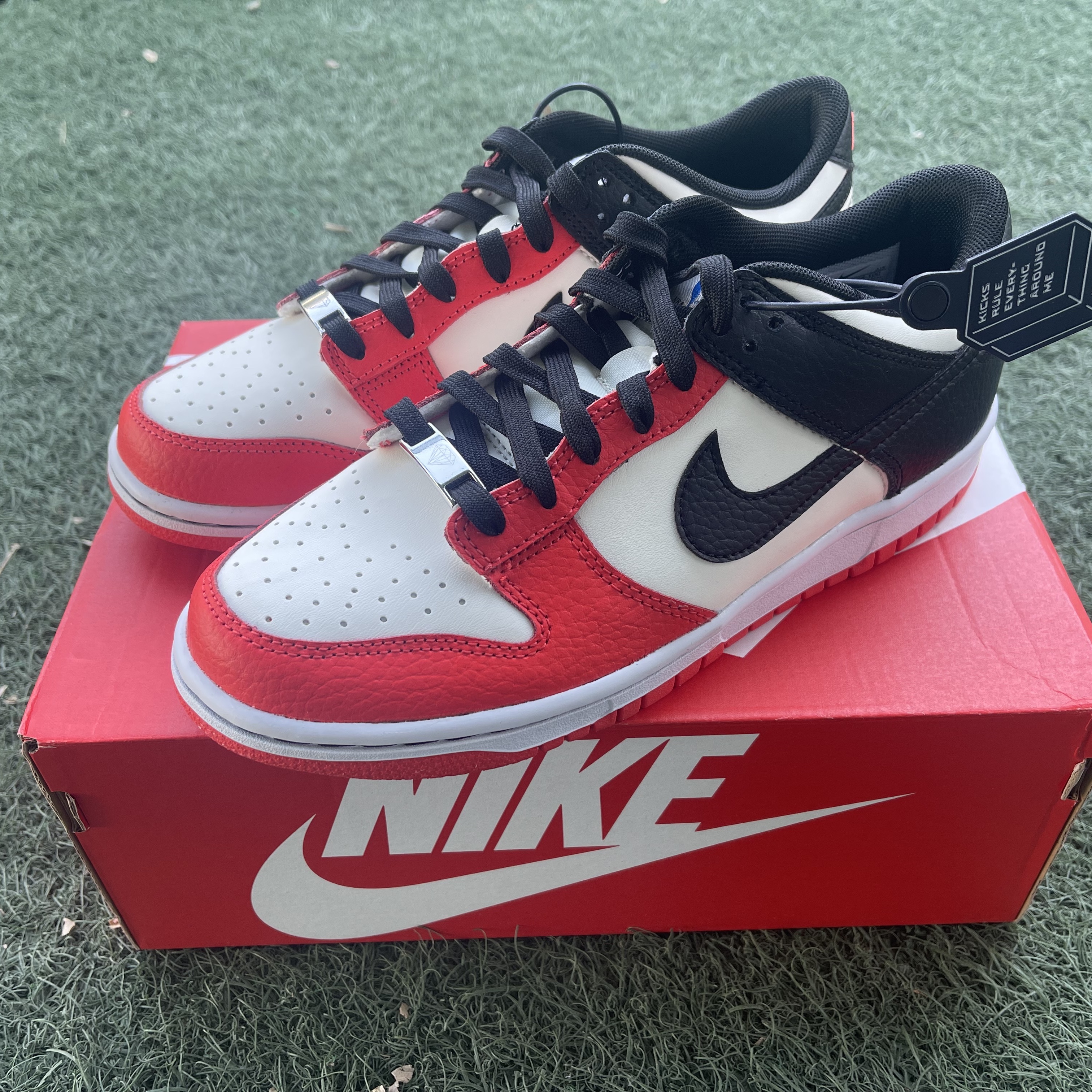(GS) Nike x NBA Dunk Low Black and Chile Red 착용 스타일 - 1