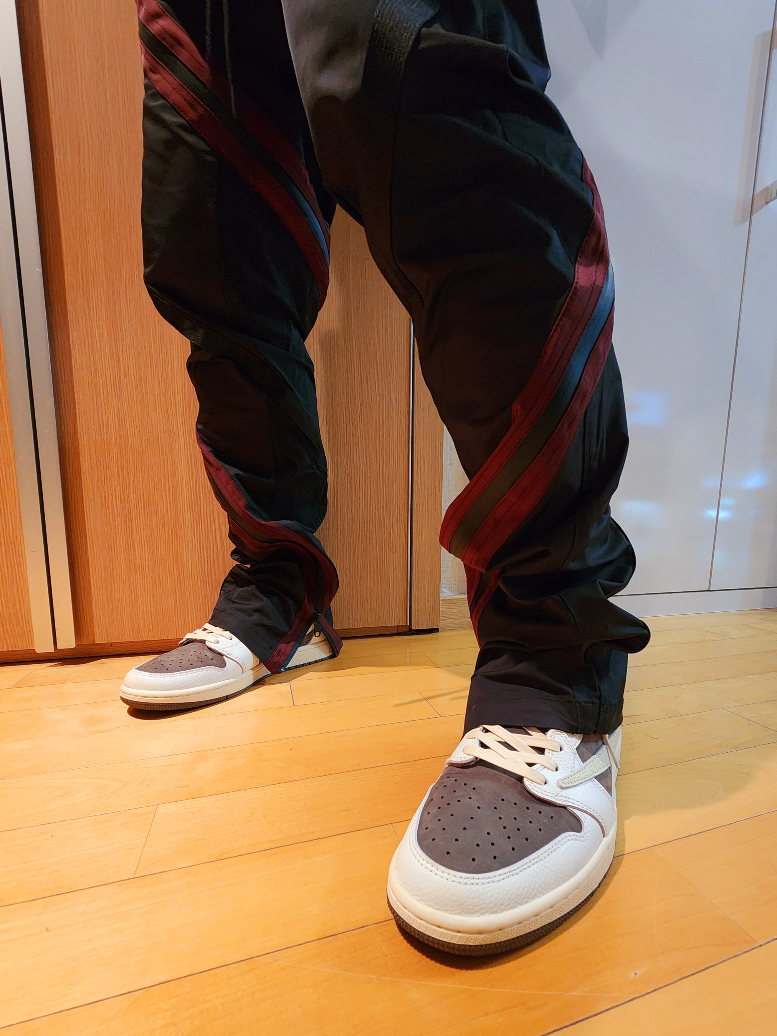 Jordan 1 x Travis Scott Retro Low OG SP Sail and Ridgerock 착용 스타일