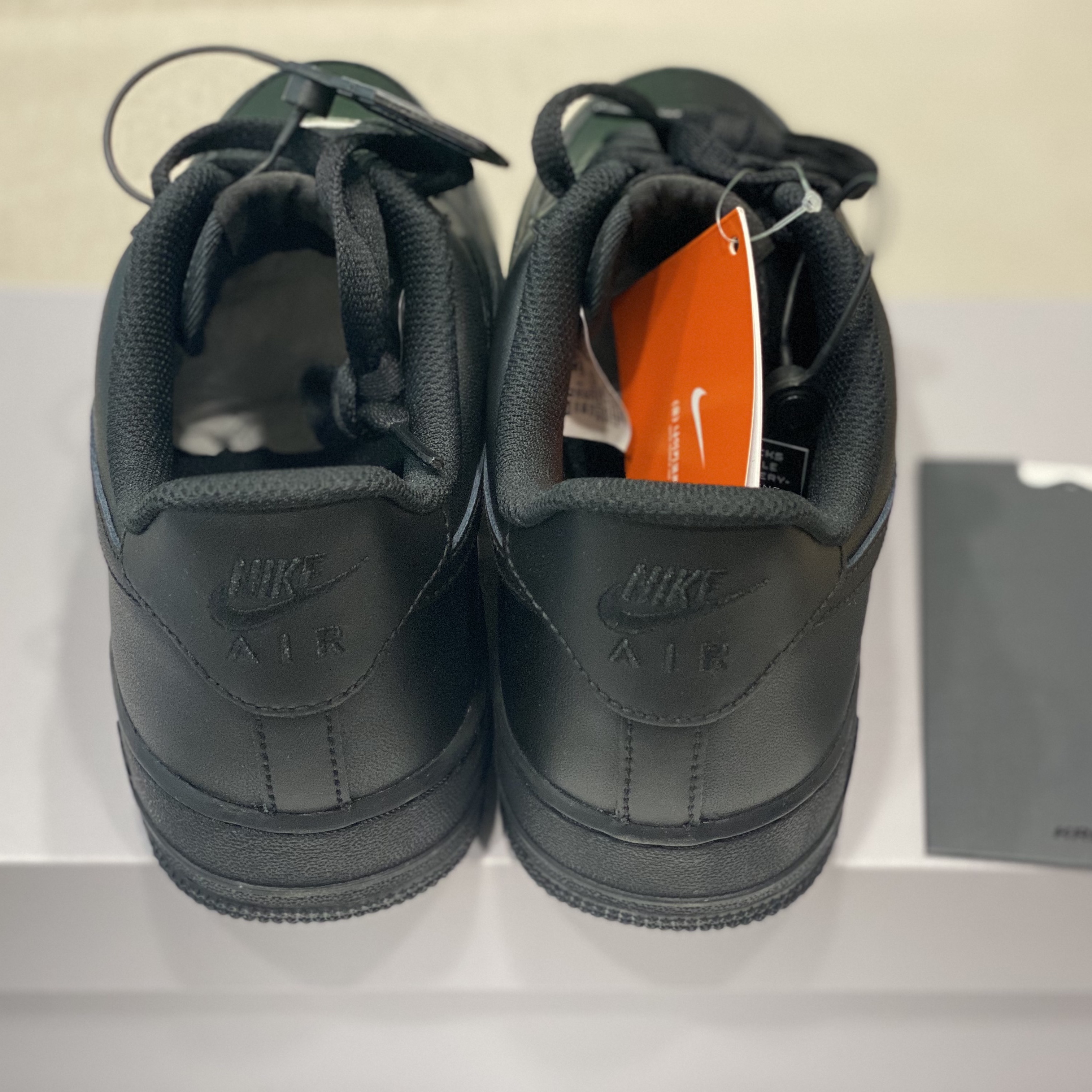 Nike Air Force 1 '07 Low Triple Black 착용 스타일 - 4