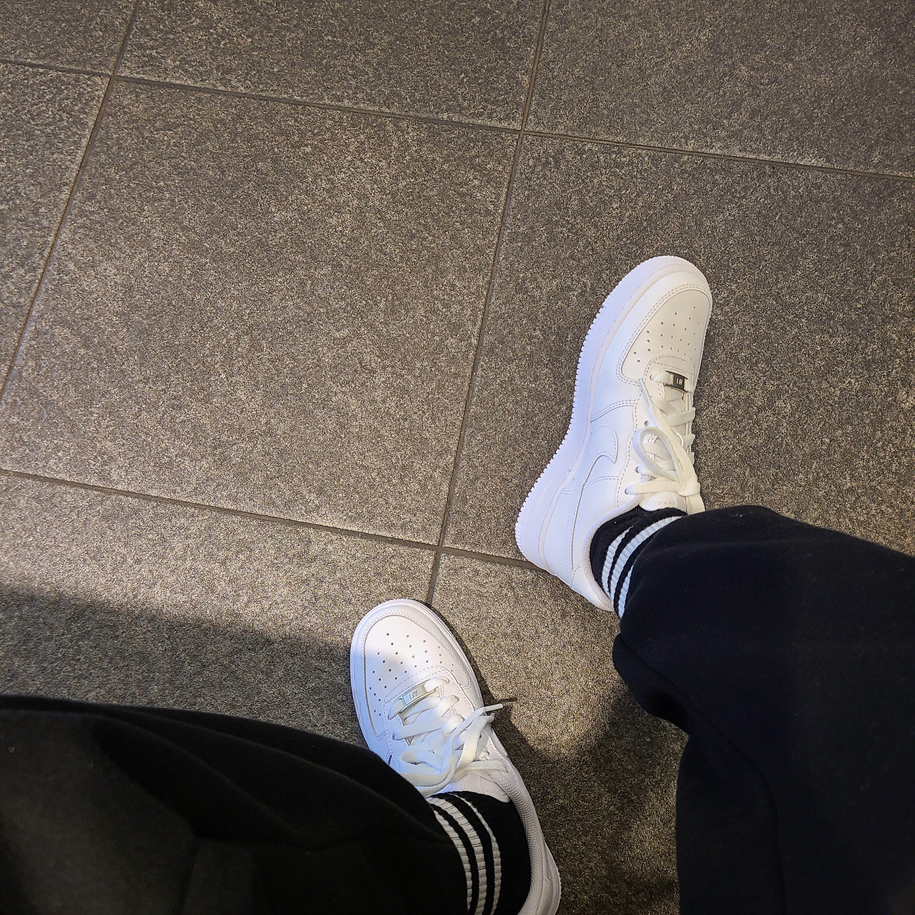 (GS) Nike Air Force 1 LE White 착용 스타일 - 3
