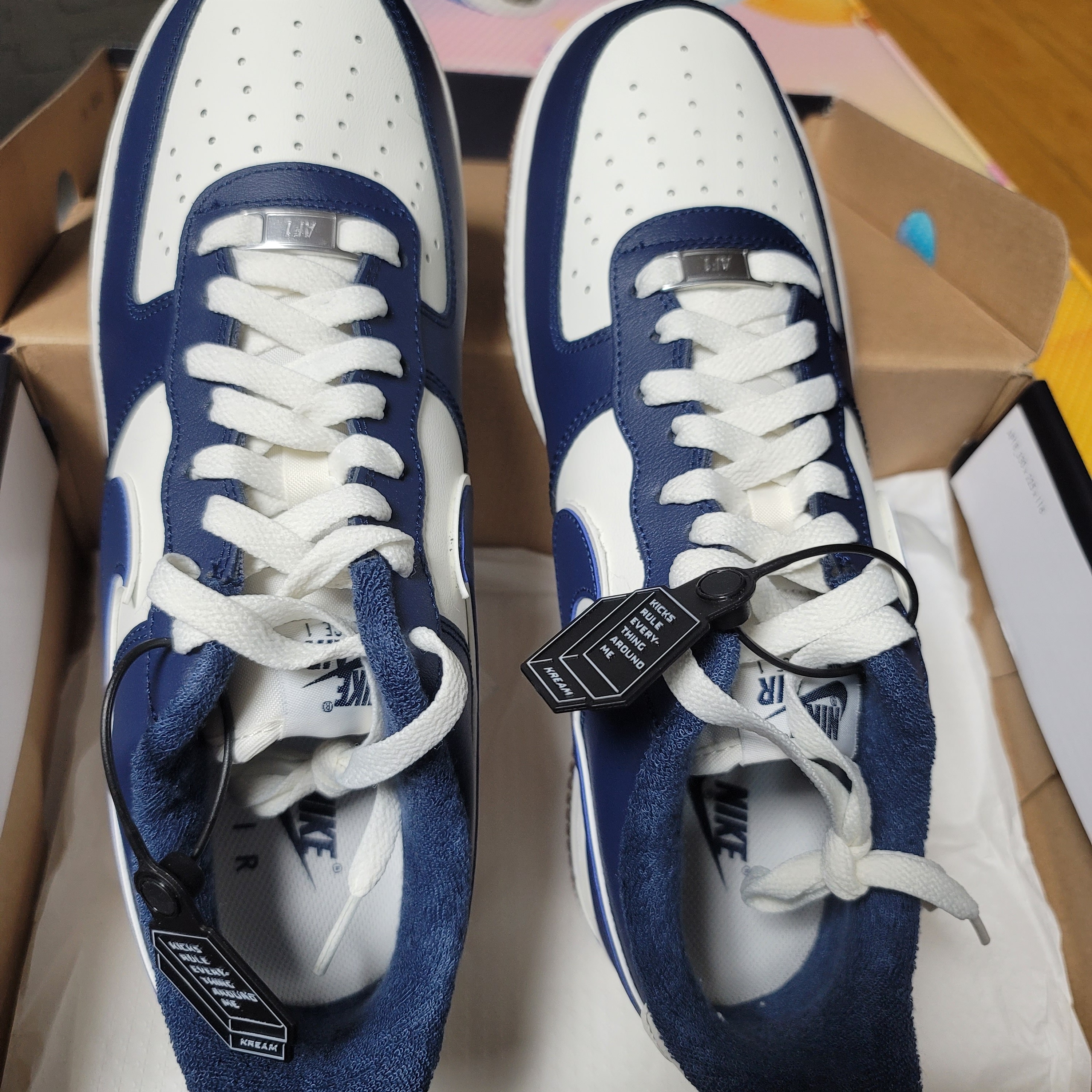 Nike Air Force 1 '07 LV8 Midnight Navy 착용 스타일 - 1