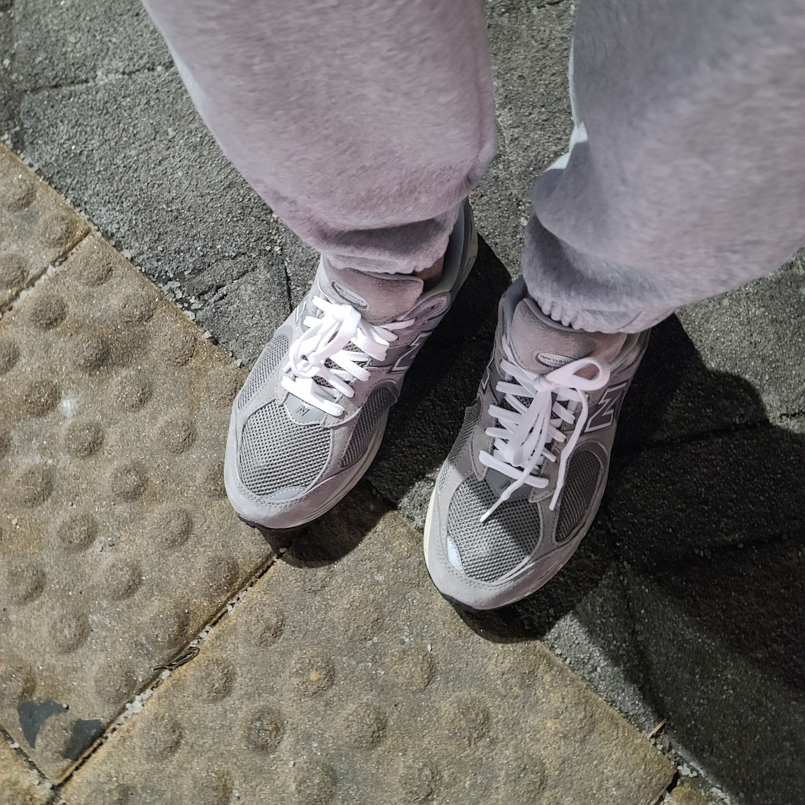 New Balance 2002R Grey 착용 스타일