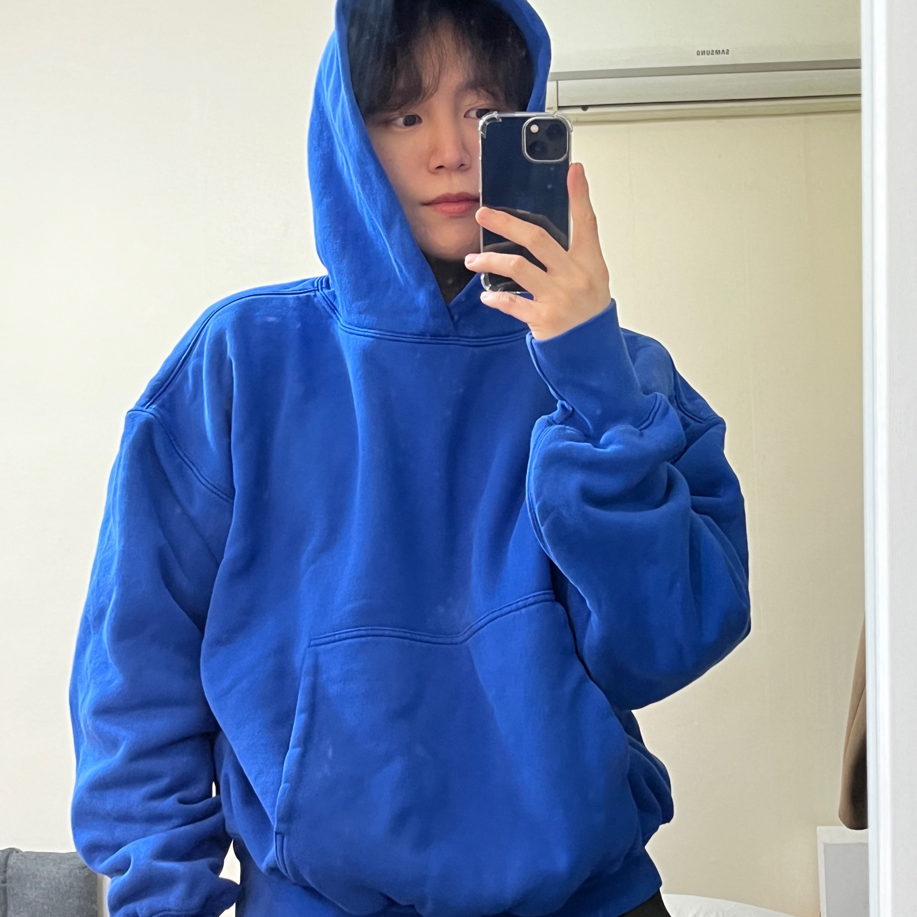 Yeezy Gap Hoodie Blue 착용 스타일 - 2