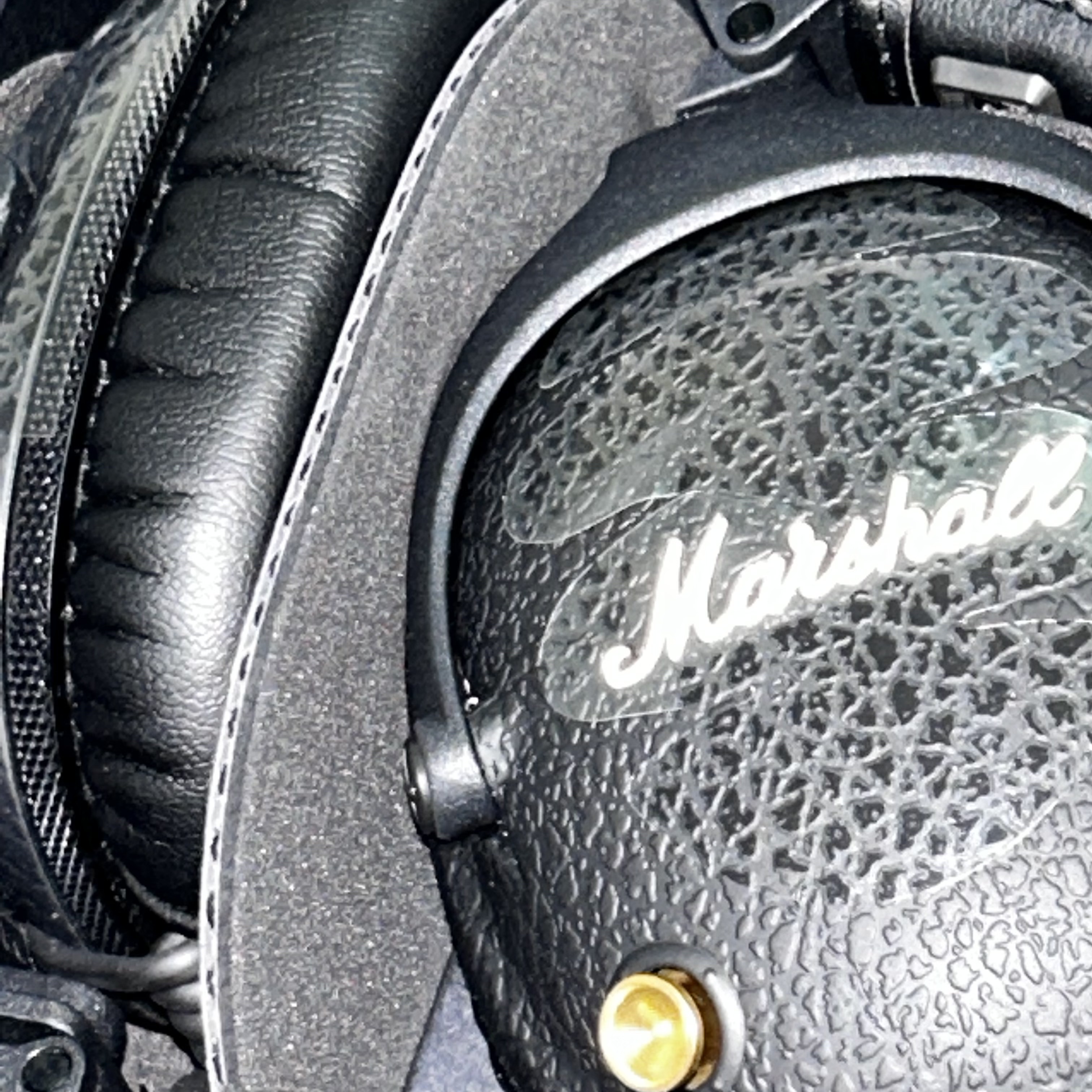 Marshall Monitor II A.N.C Black (Korean Ver.) 착용 스타일 - 1