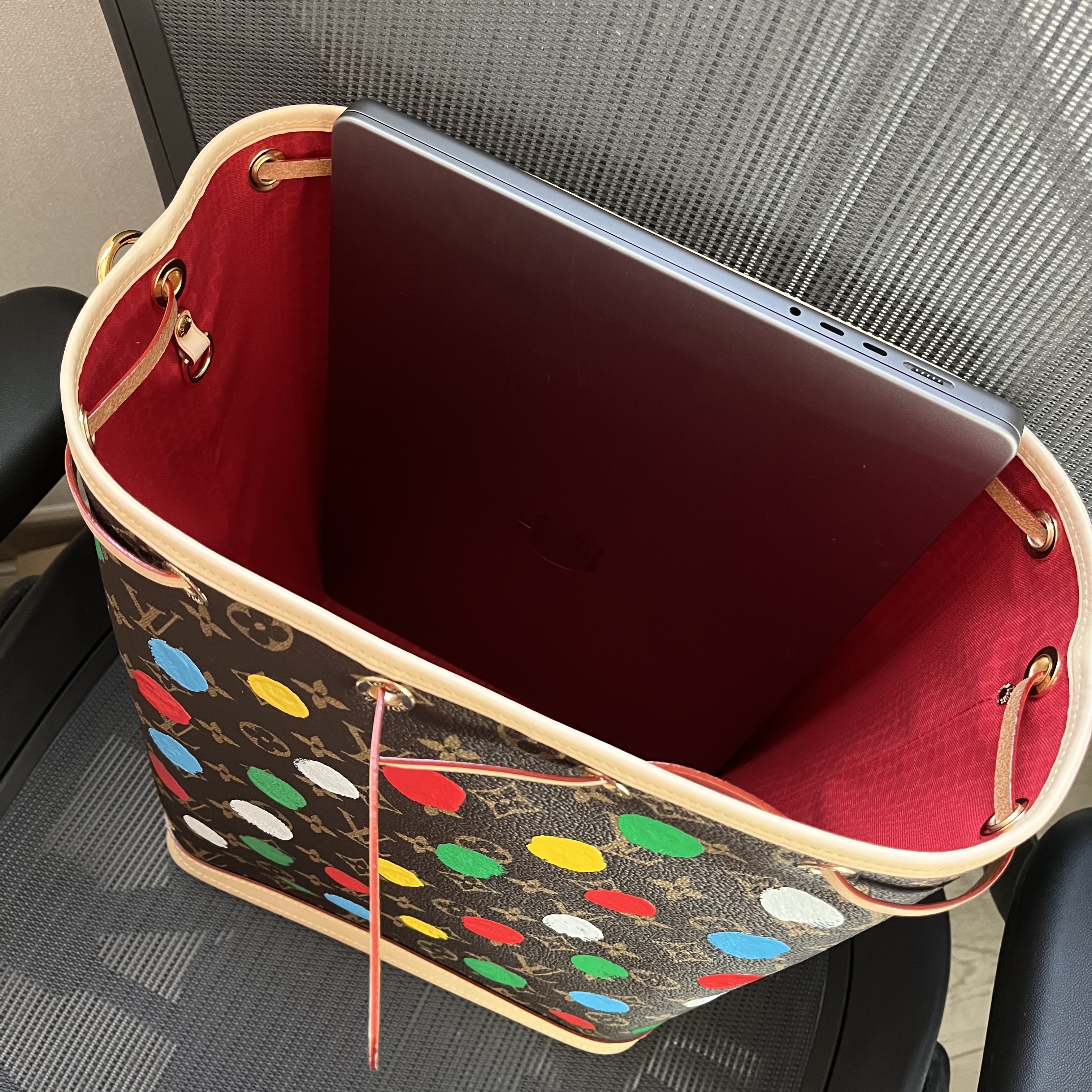 Louis Vuitton x YK Noe Dots Print Monogram 착용 스타일 - 5
