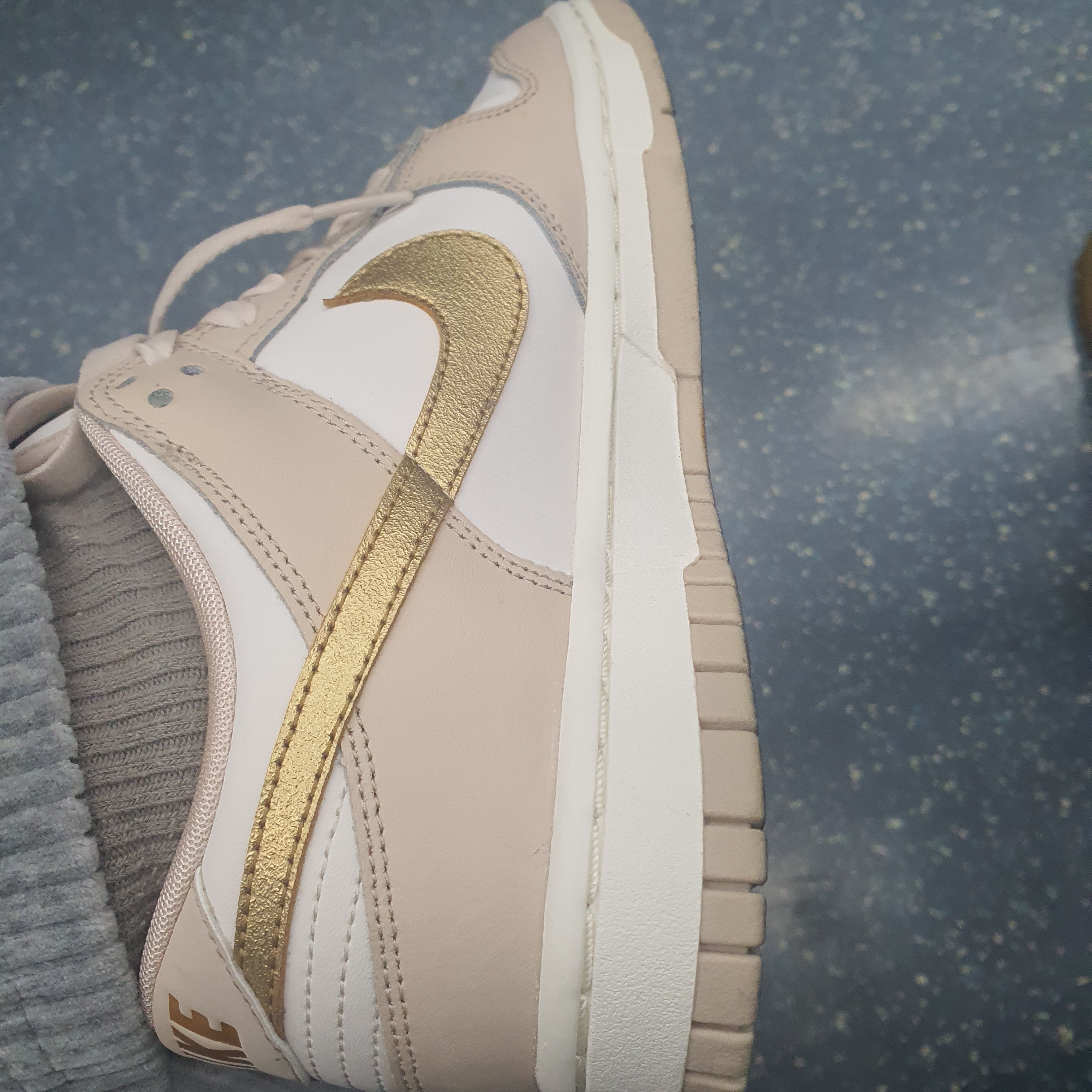 (W) Nike Dunk Low Sanddrift Metallic Gold 착용 스타일 - 1